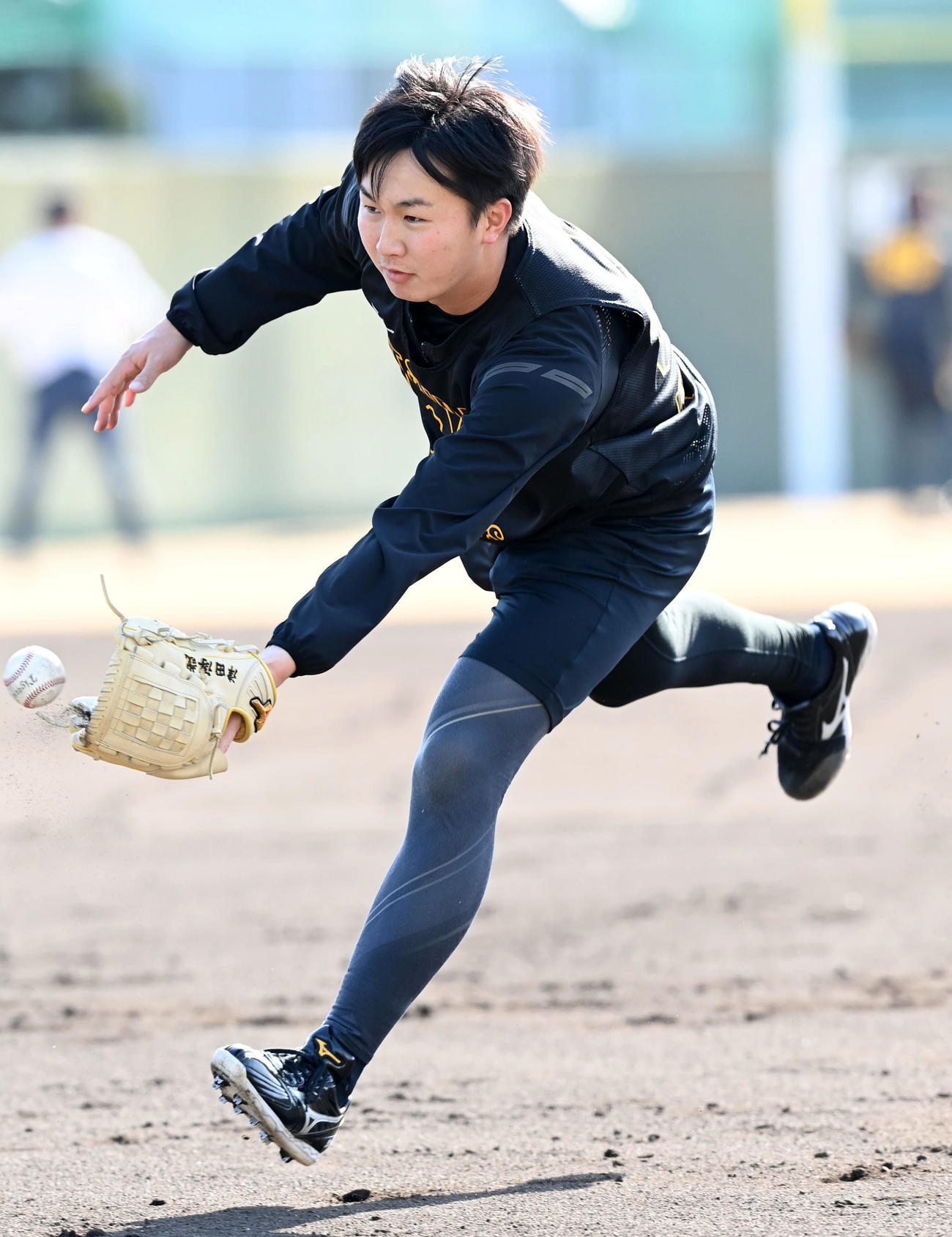投内連係を行う阪神津田（撮影・前岡正明）