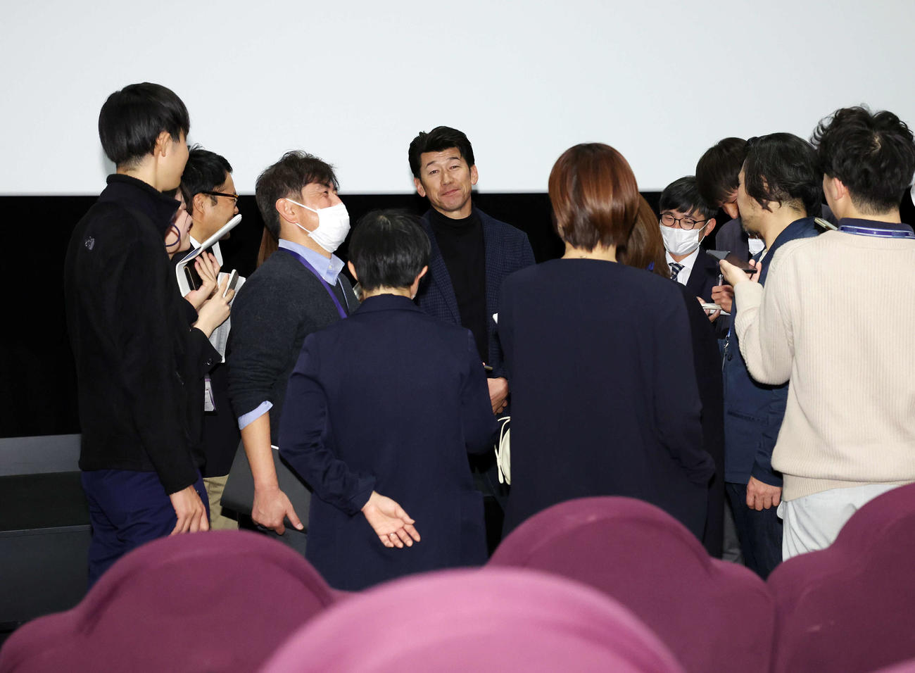 映画館でのDeNAスタッフ会議を終え、報道陣の質問に笑顔で答える三浦監督（撮影・宮地輝）
