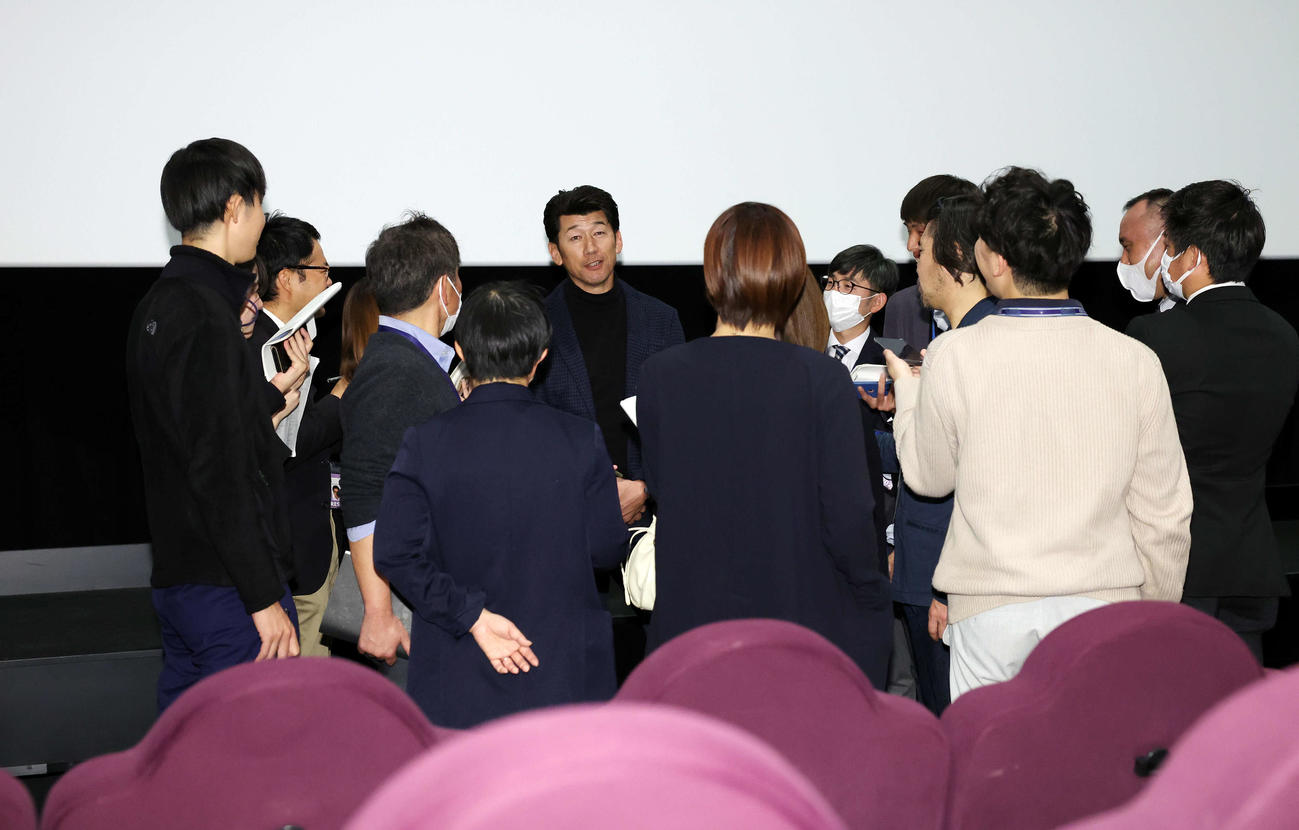 映画館でのDeNAスタッフ会議を終え、報道陣の質問に答える三浦監督（撮影・宮地輝）