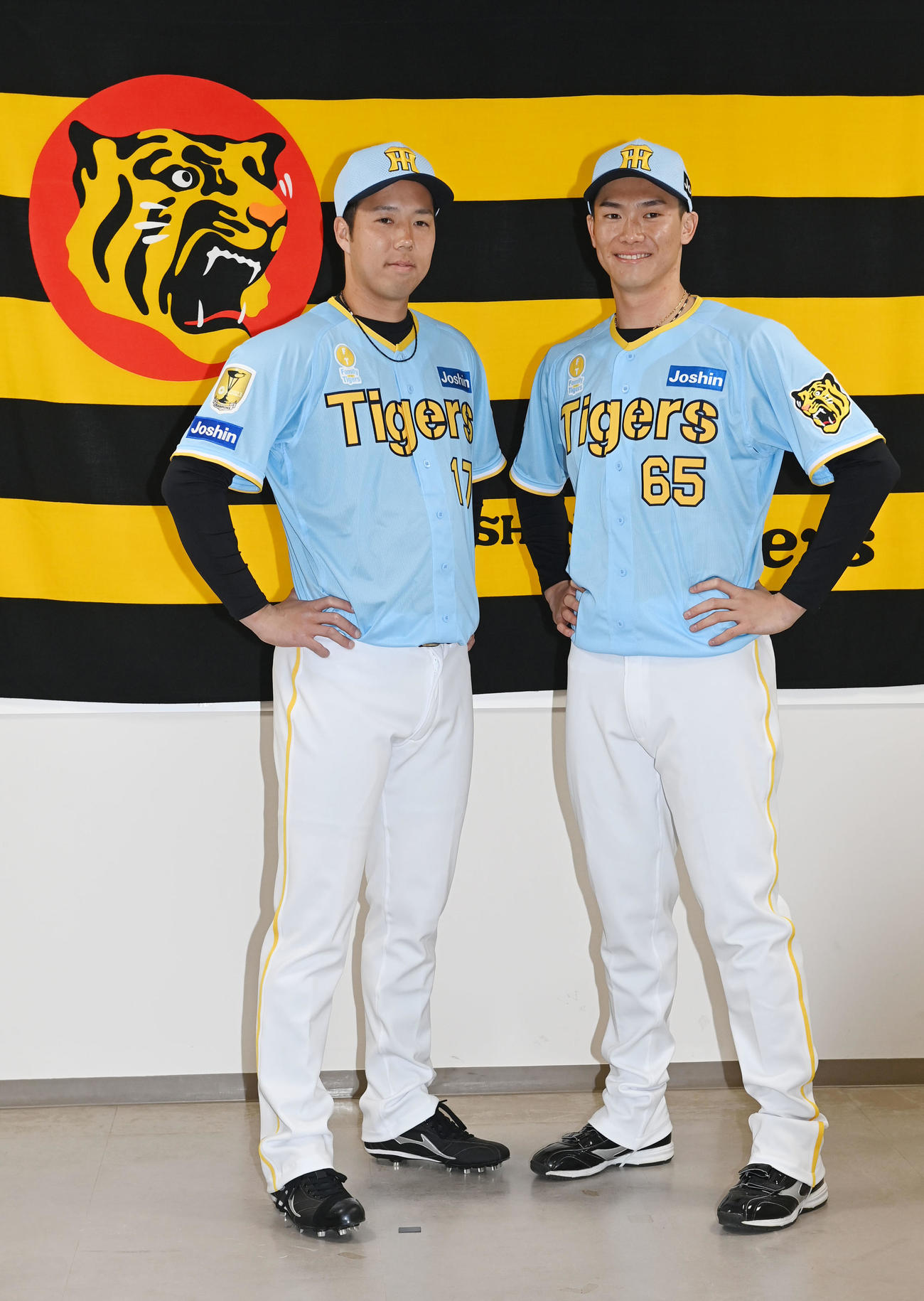 「Family with Tigers」の限定ユニホームを披露する阪神青柳（左）と湯浅（撮影・和賀正仁）