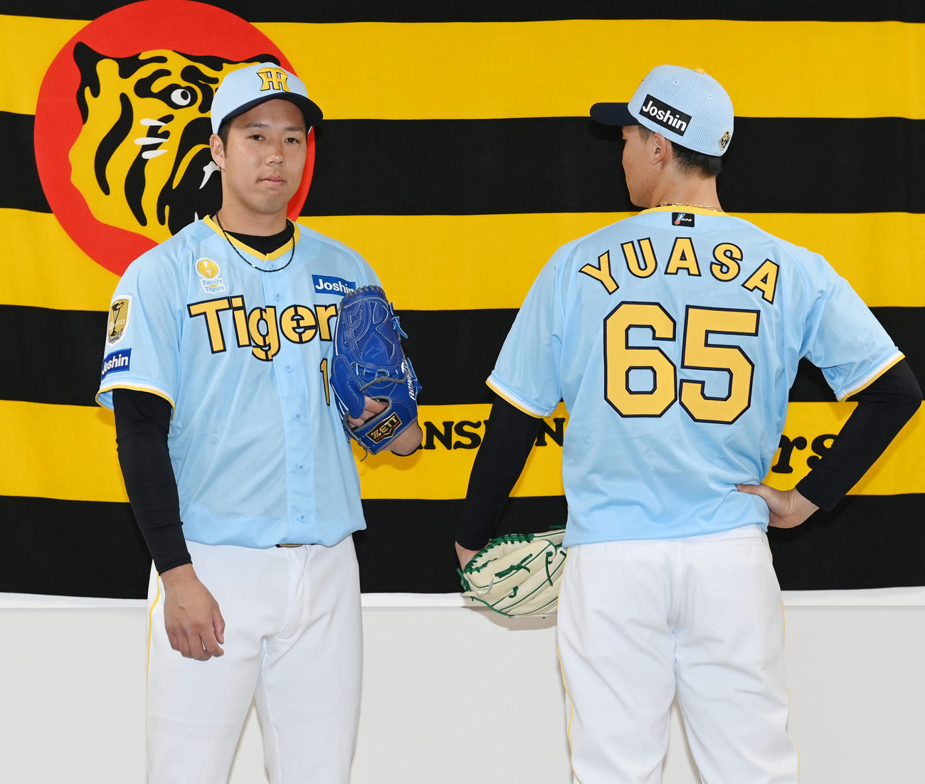 「Family with Tigers」の限定ユニホームを披露する阪神青柳（左）と湯浅（撮影・和賀正仁）