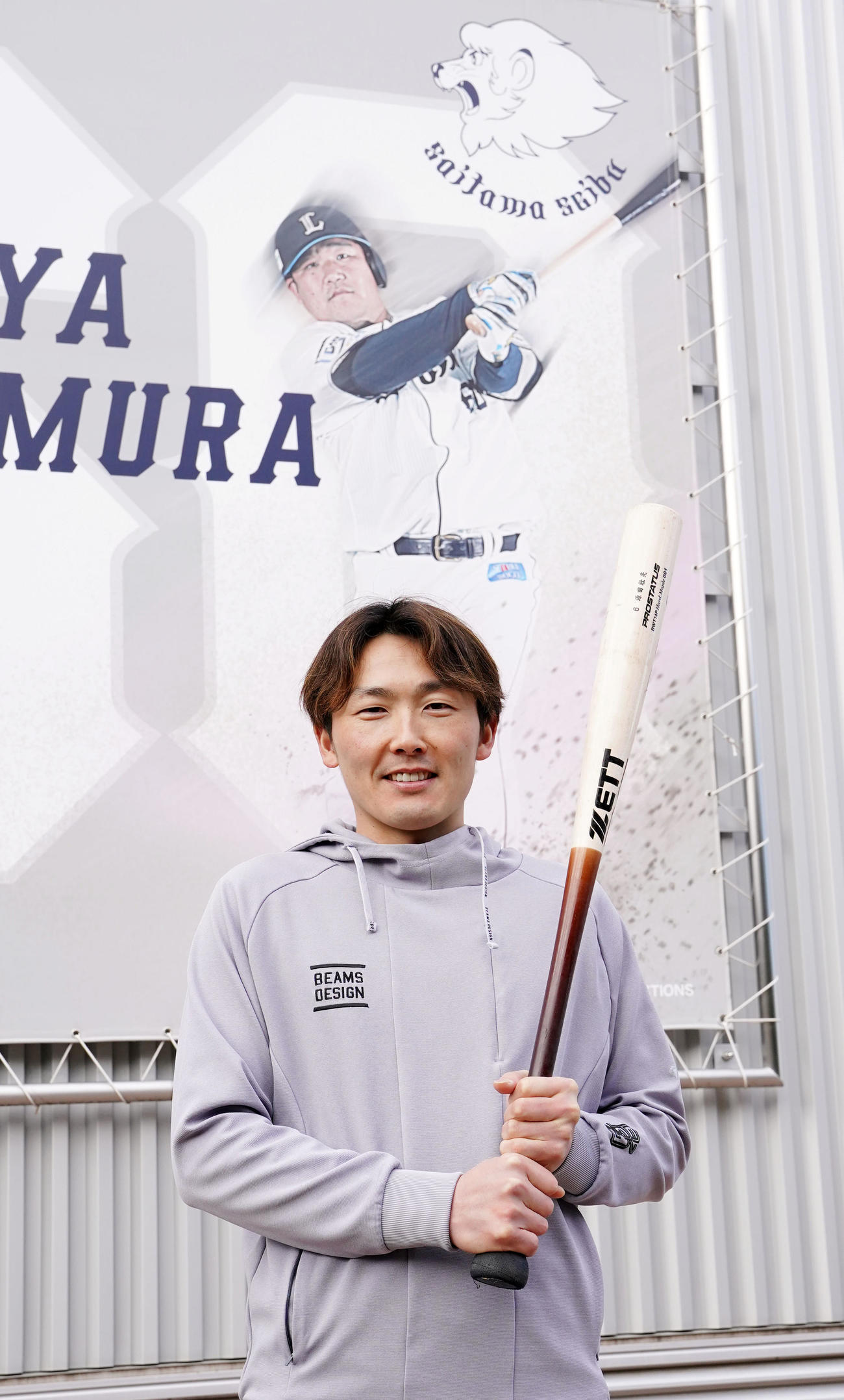 自主トレを共にした西武中村剛の写真の前で笑顔をみせる源田（撮影・横山健太）