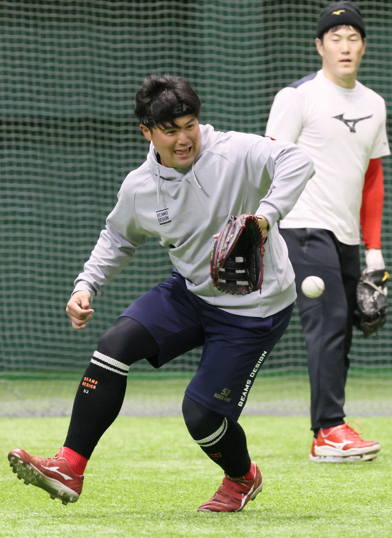 合同自主トレに合流し、ノックを受ける広島末包（撮影・加藤孝規）
