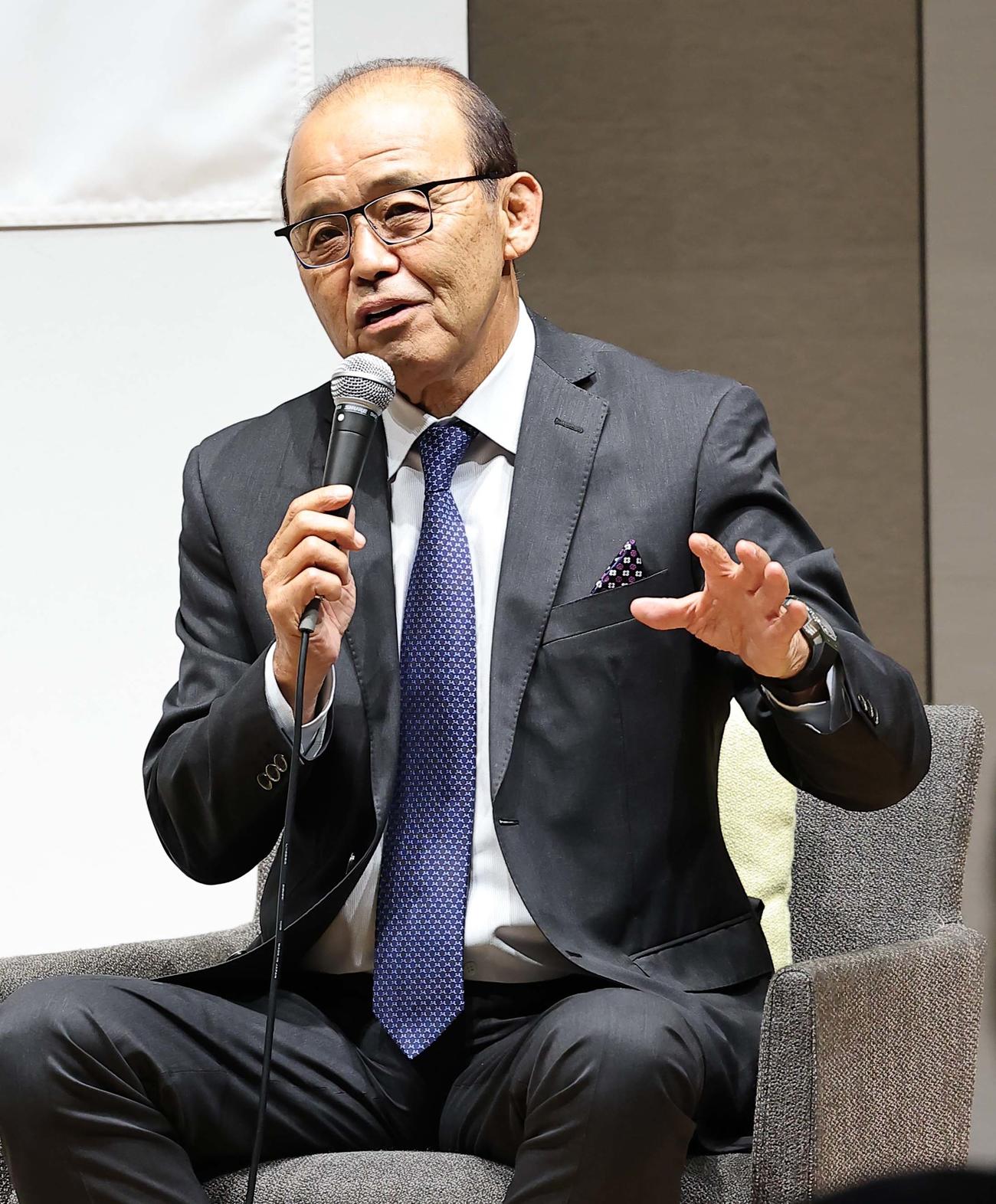 阪神岡田監督は「2024年　関西プレスクラブ新年会員交流会」で連覇について話をする（撮影・上田博志）