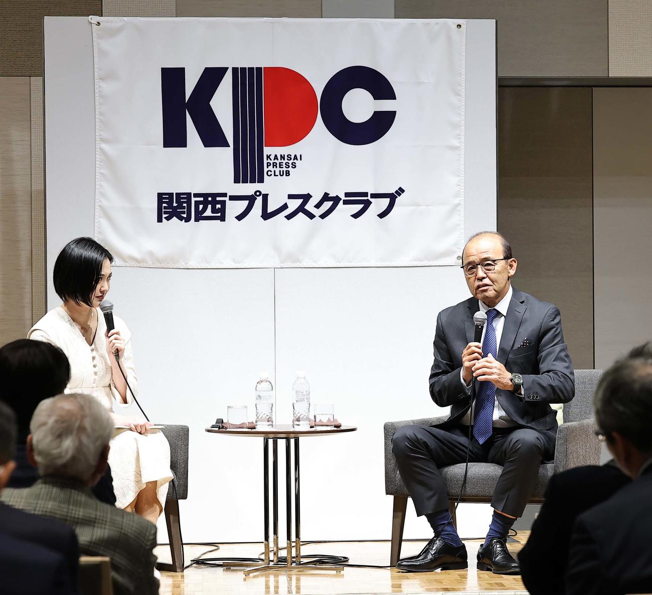 阪神岡田監督（右）は「2024年　関西プレスクラブ新年会員交流会」で連覇について話をする（撮影・上田博志）