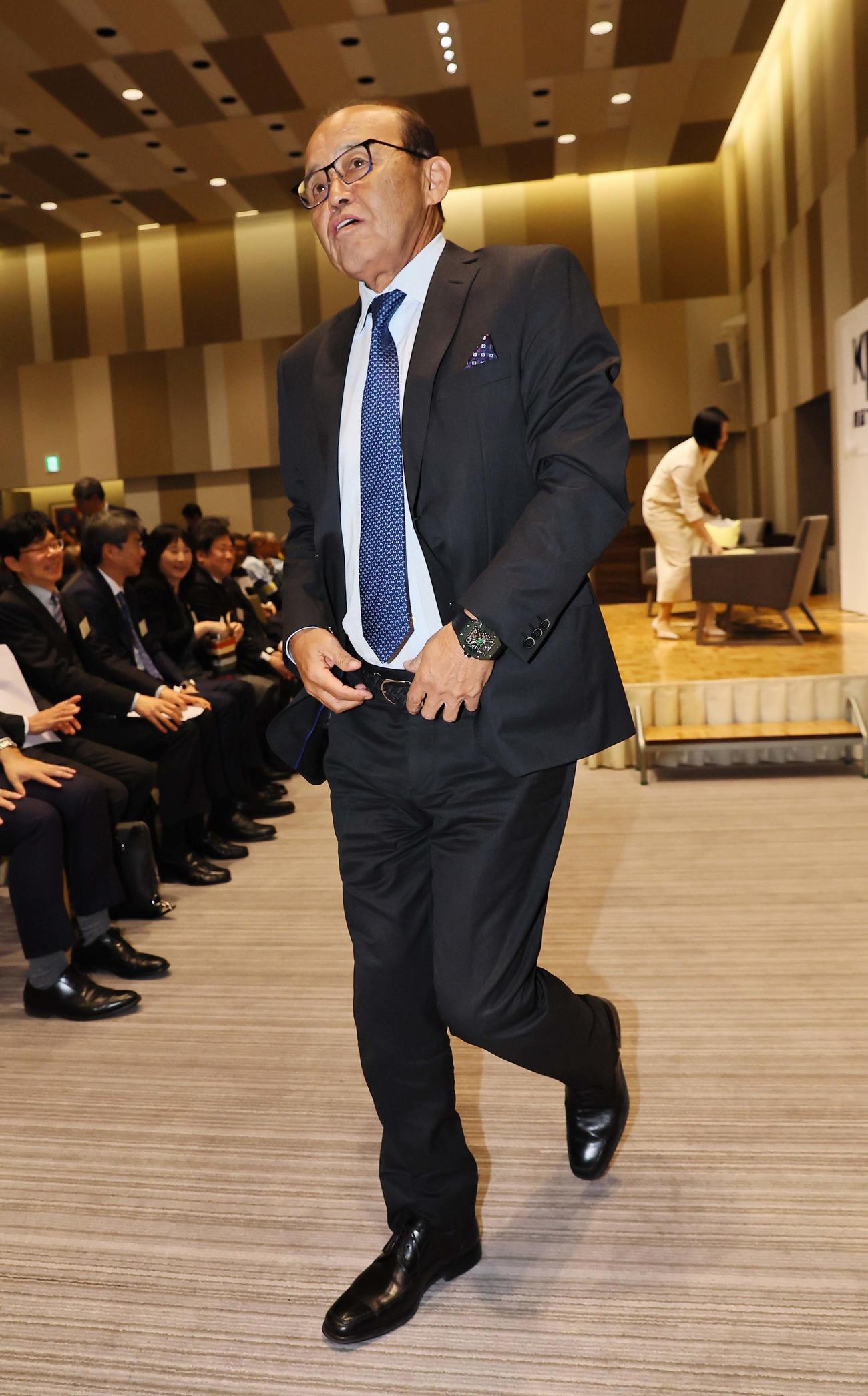 「2024年　関西プレスクラブ新年会員交流会」で連覇について話をした阪神岡田監督（撮影・上田博志）