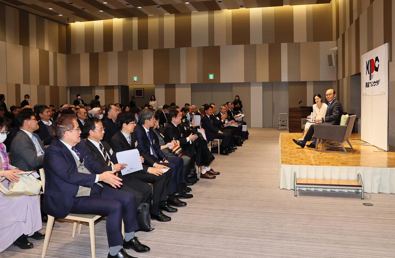 阪神岡田監督（右）は「2024年　関西プレスクラブ新年会員交流会」で連覇について話をした（撮影・上田博志）