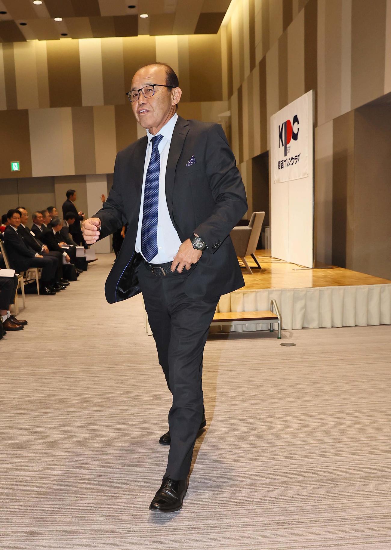 「2024年　関西プレスクラブ新年会員交流会」で連覇について話をした阪神岡田監督（撮影・上田博志）