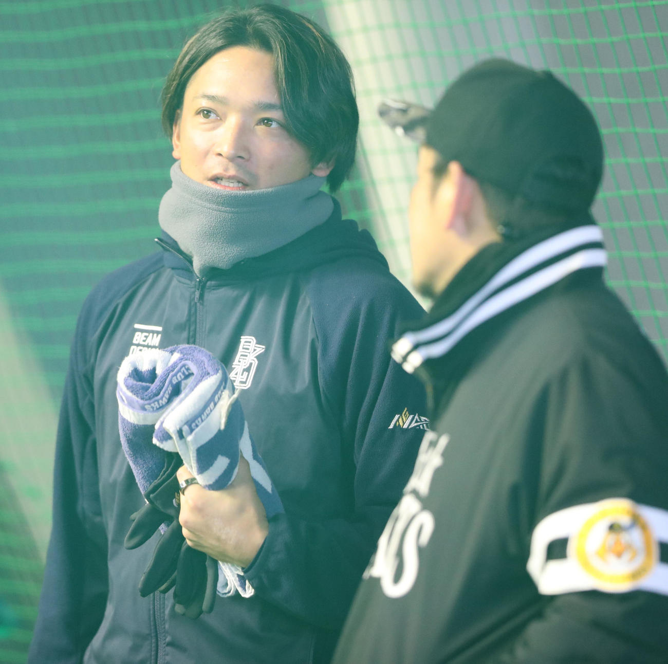 練習前、倉野コーチと話をする東浜（撮影・梅根麻紀）