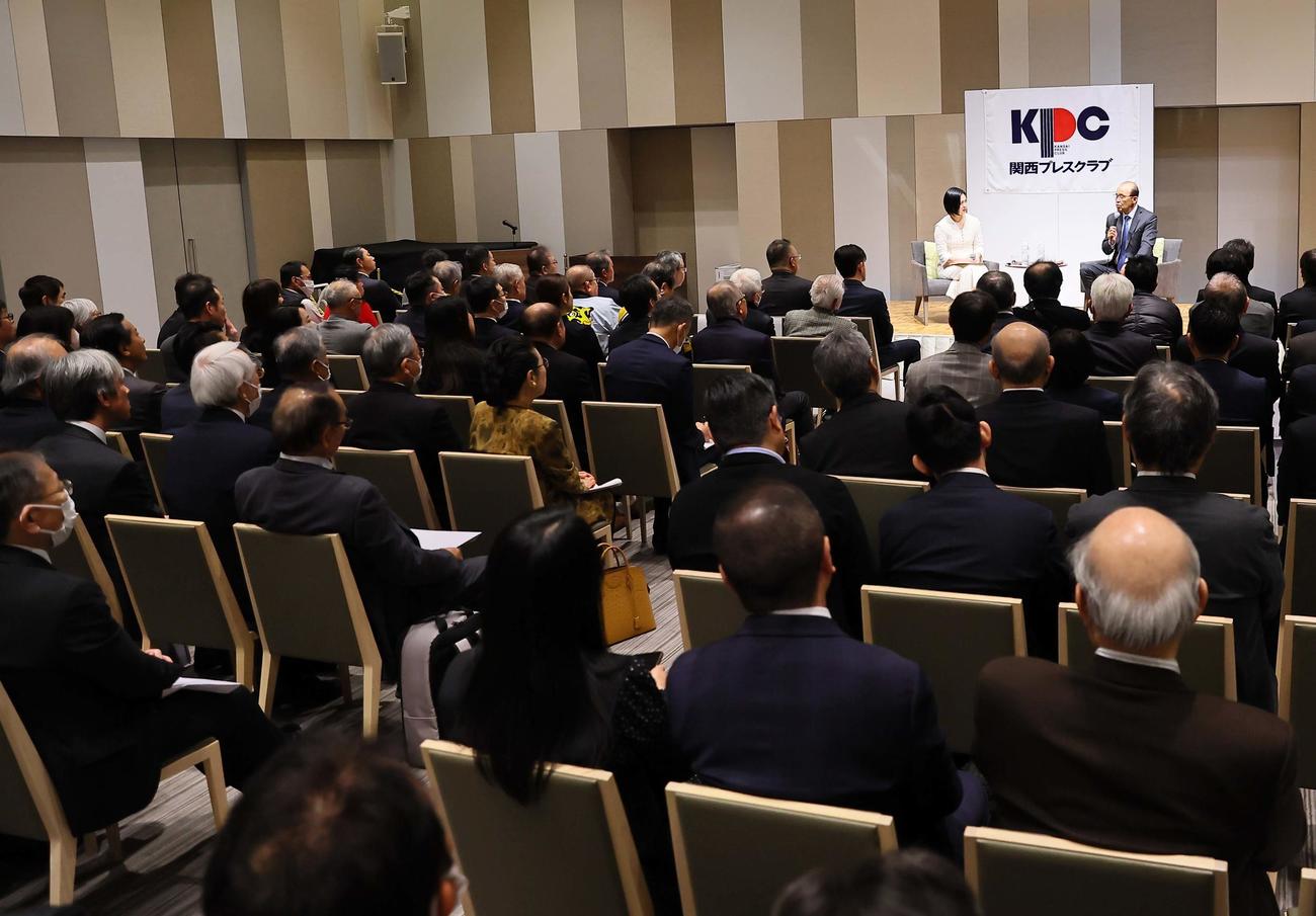阪神岡田監督（右）は「2024年　関西プレスクラブ新年会員交流会」で連覇について話をした（撮影・上田博志）