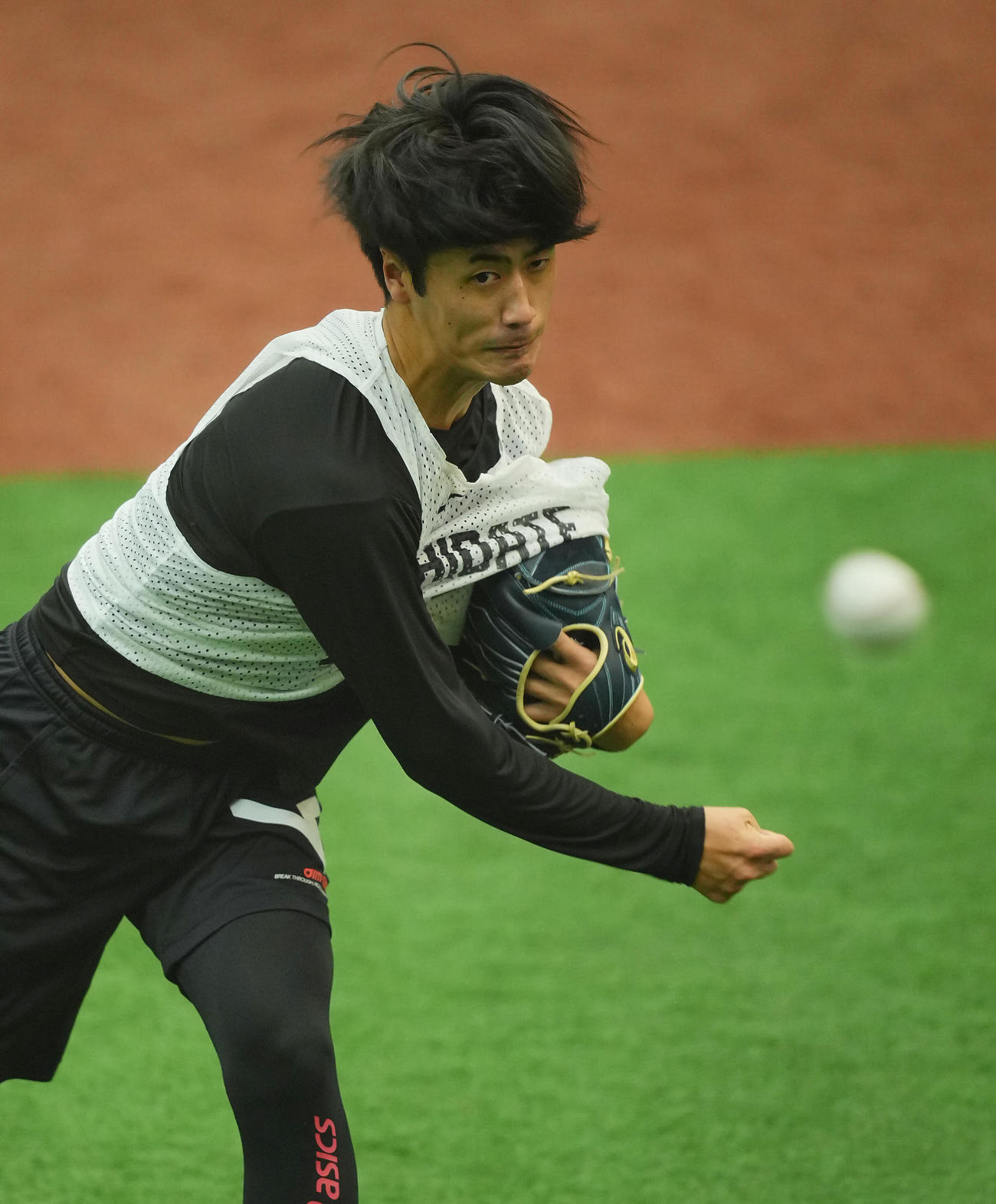 投球練習を行う巨人西舘（撮影・垰建太）
