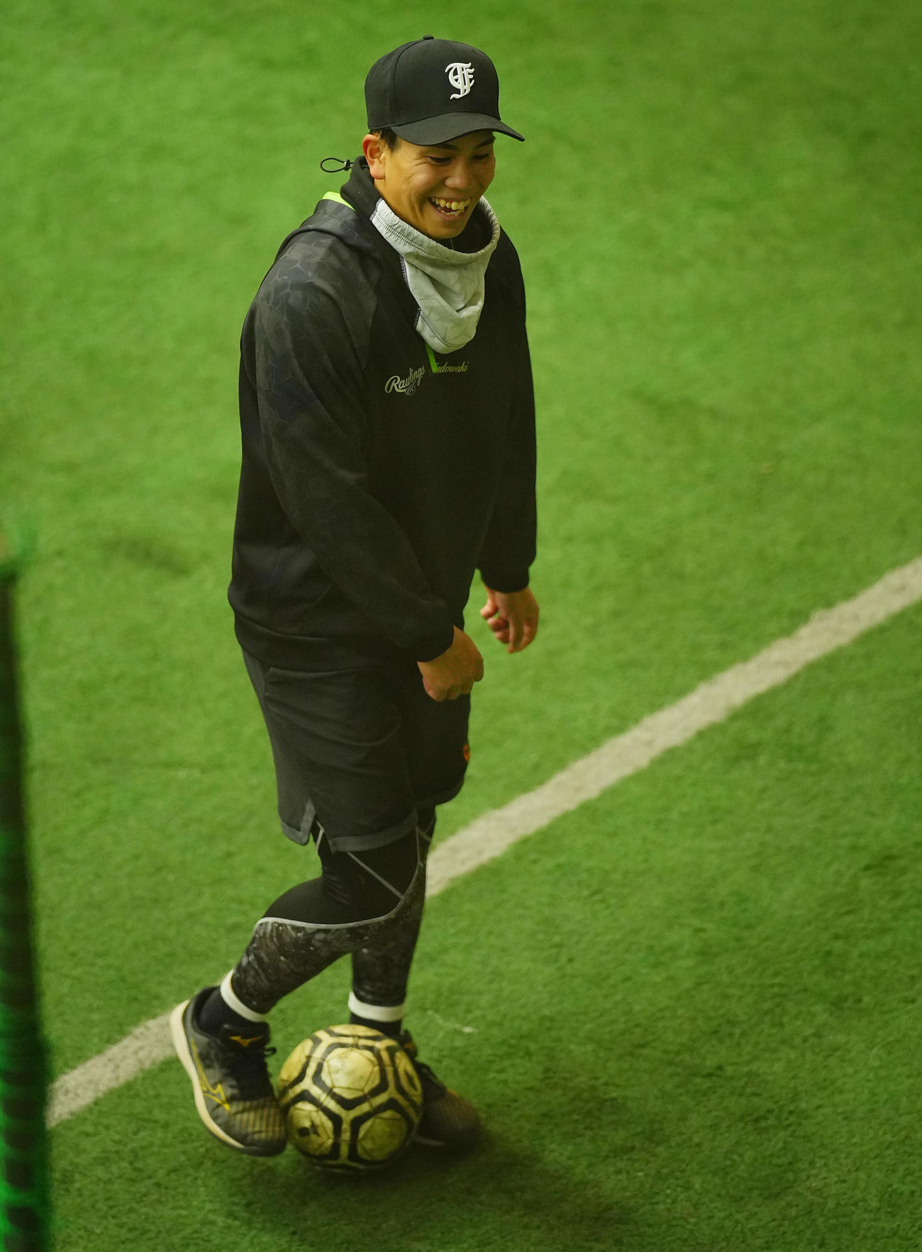 サッカーボールを使って身体を動かす巨人門脇（撮影・垰建太）