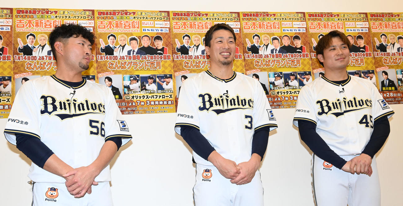 吉本新喜劇に出演後、感想を話す左から小木田、安達、阿部（2024年1月14日撮影）