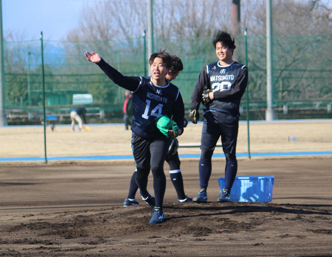 ノックを受けるヤクルトのドラフト1位の西舘（撮影・久保賢吾）