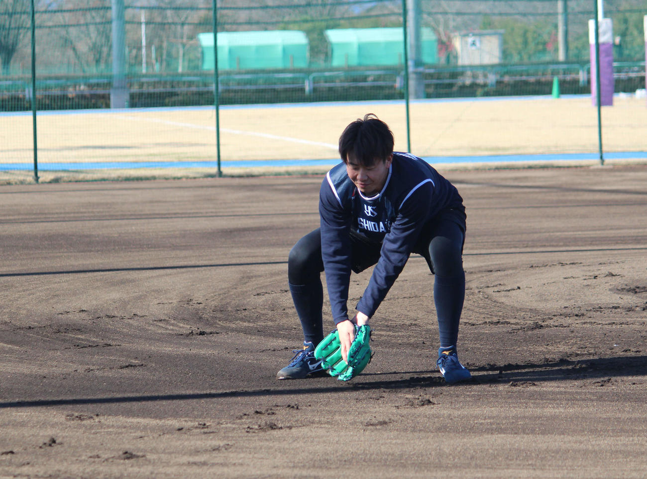 ノックを受けるヤクルトのドラフト1位の西舘（撮影・久保賢吾）