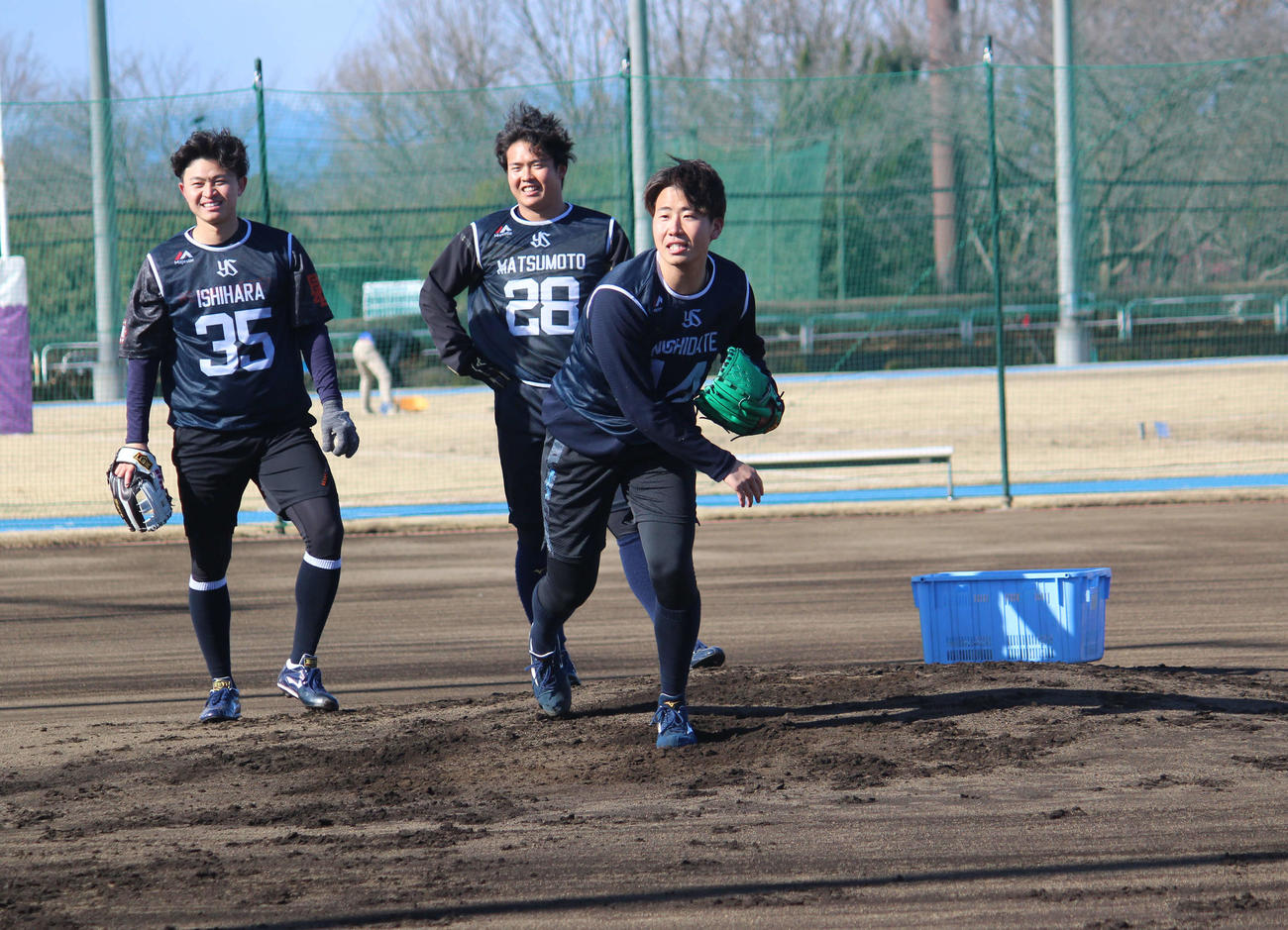 ノックを受けるヤクルトのドラフト1位の西舘（撮影・久保賢吾）