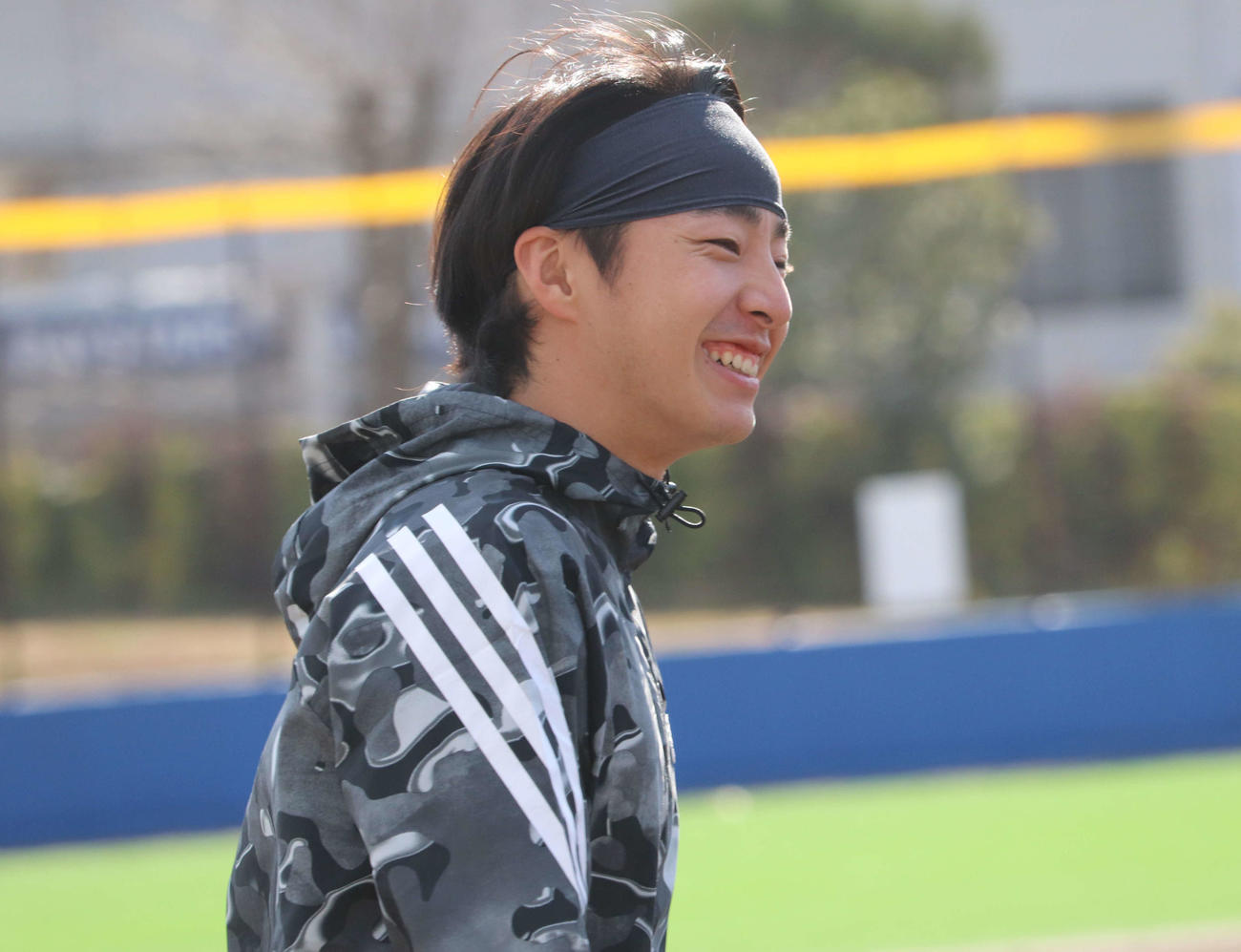 新人合同自主トレで笑顔を見せるDeNAドラフト1位の度会（撮影・小早川宗一郎）