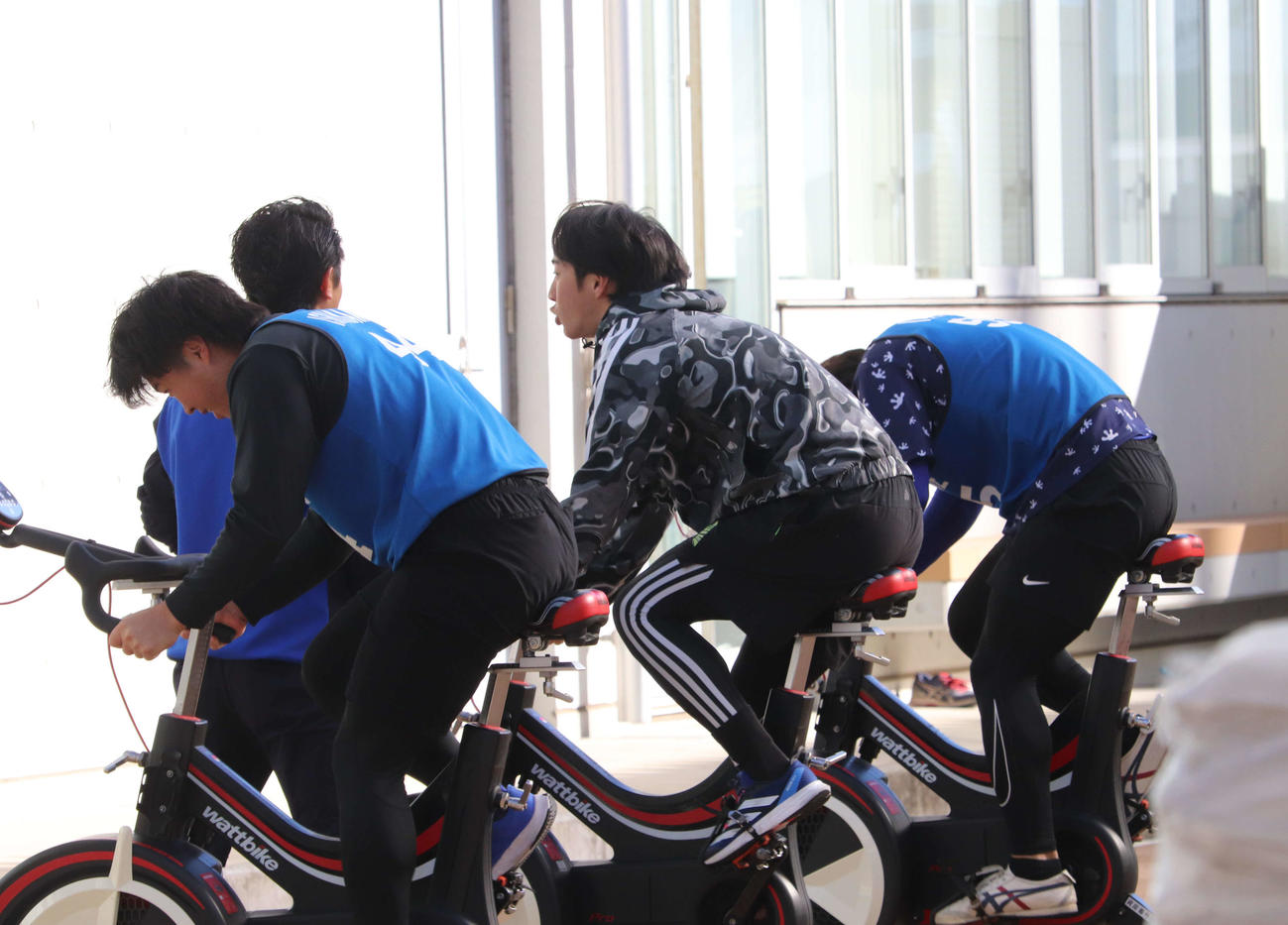 ハードなバイクトレーニングをこなすDeNAドラフト1位の度会（中央）と同4位・石上（左）、同6位の井上（撮影・小早川宗一郎）