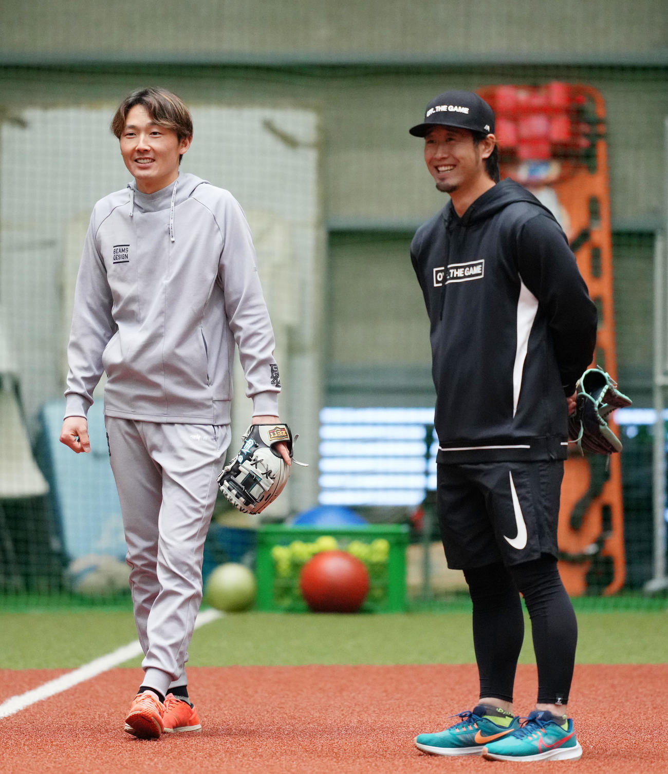 談笑する西武源田（左）と外崎（撮影・横山健太）