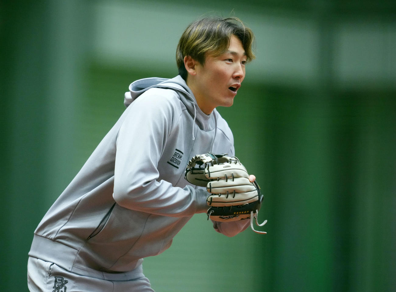 自主トレを公開した西武源田（撮影・横山健太）