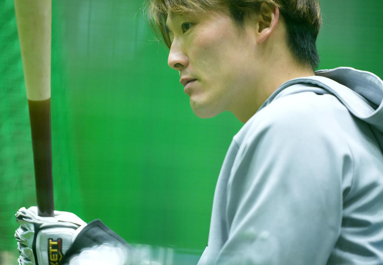 自主トレを公開した西武源田（撮影・横山健太）