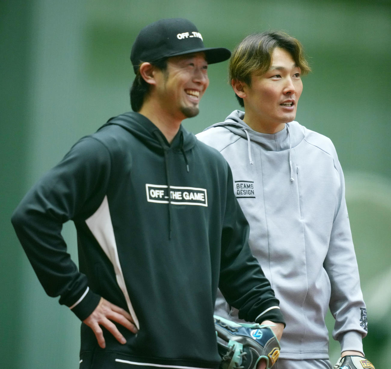 談笑する西武源田（右）と外崎（撮影・横山健太）