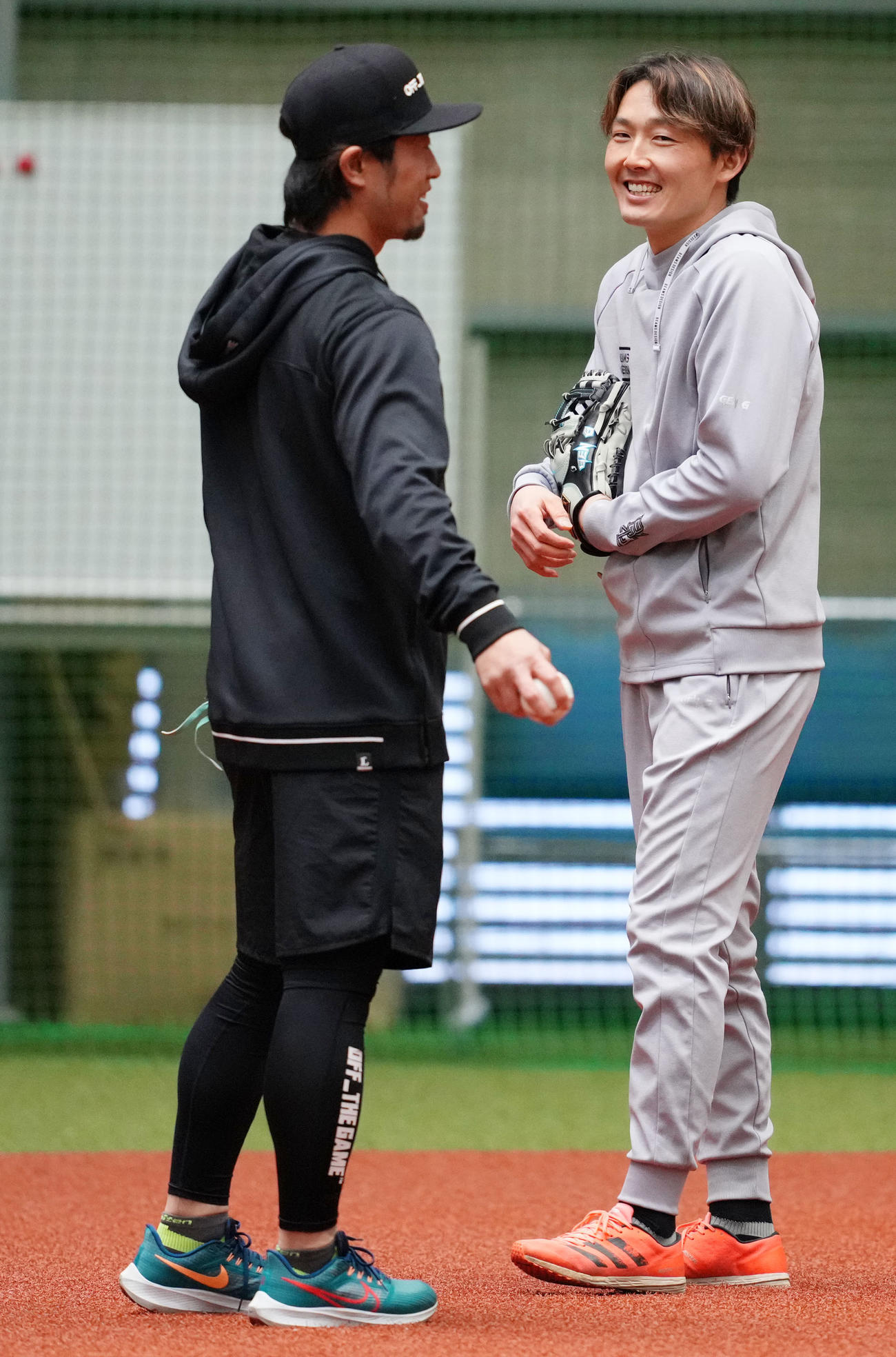 談笑する西武源田（右）と外崎（撮影・横山健太）