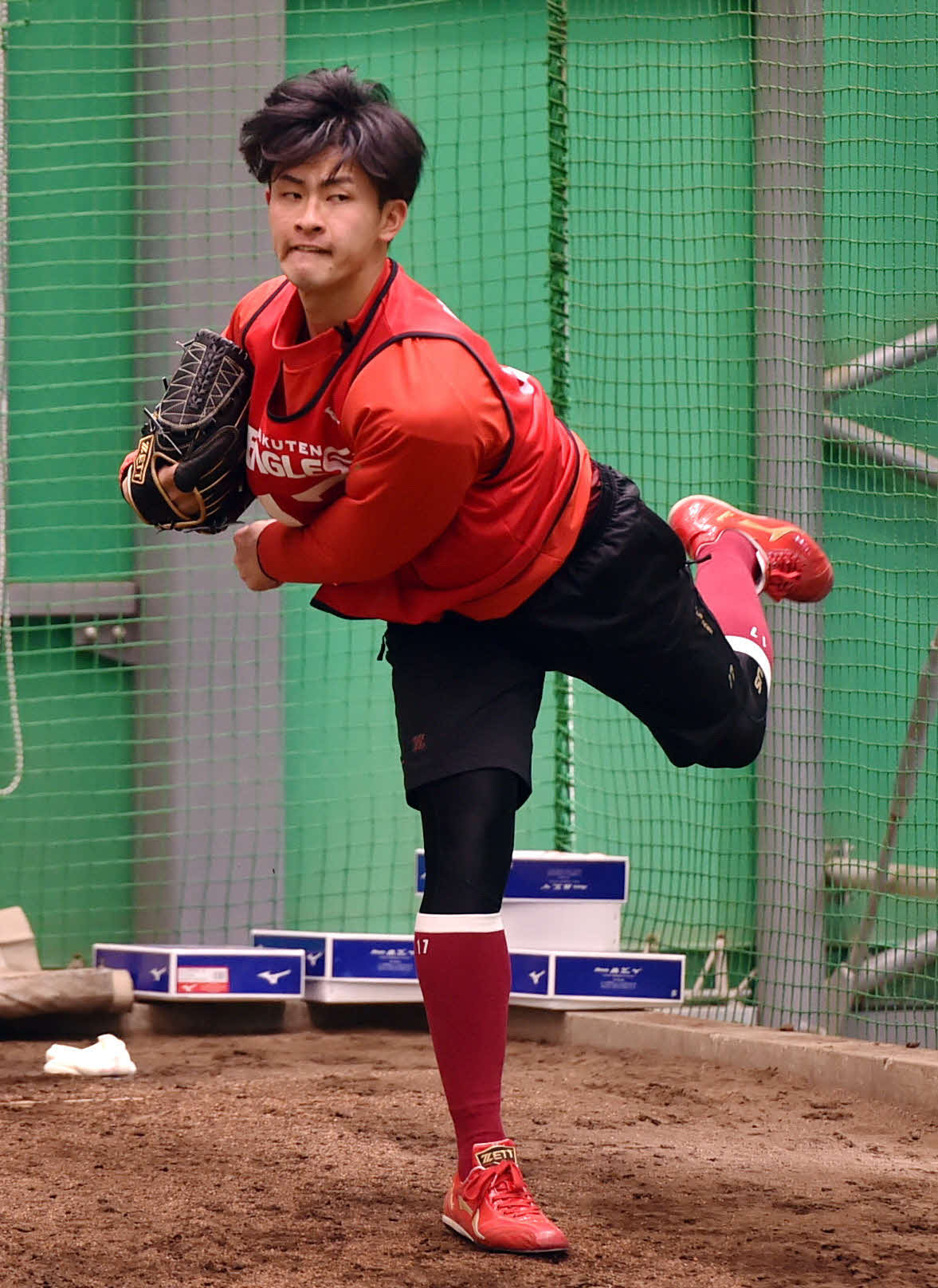 ブルペンで投げ込む楽天古謝（撮影・相沢孔志）