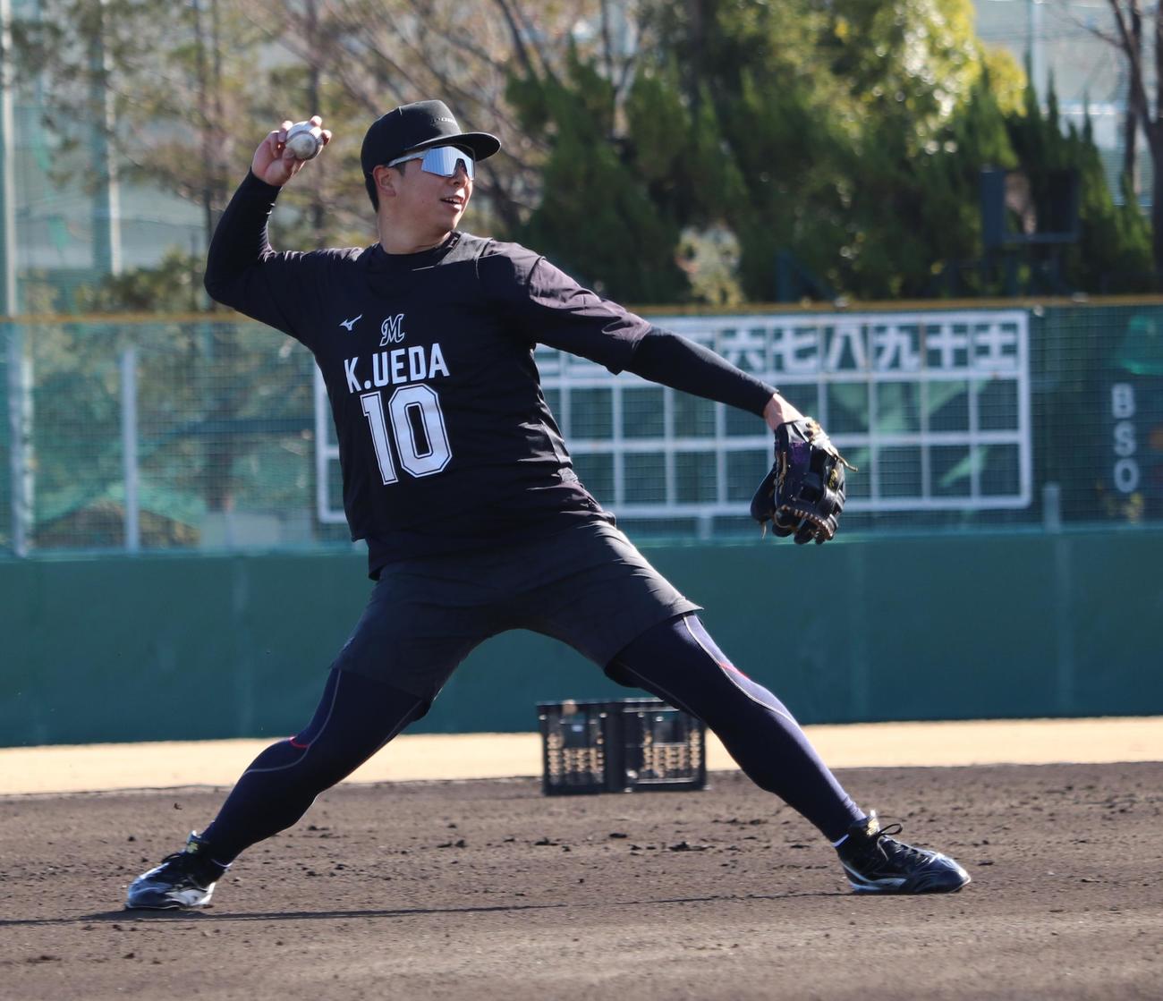 新人合同自主トレでノックを受けるロッテ上田（撮影・古川真弥）