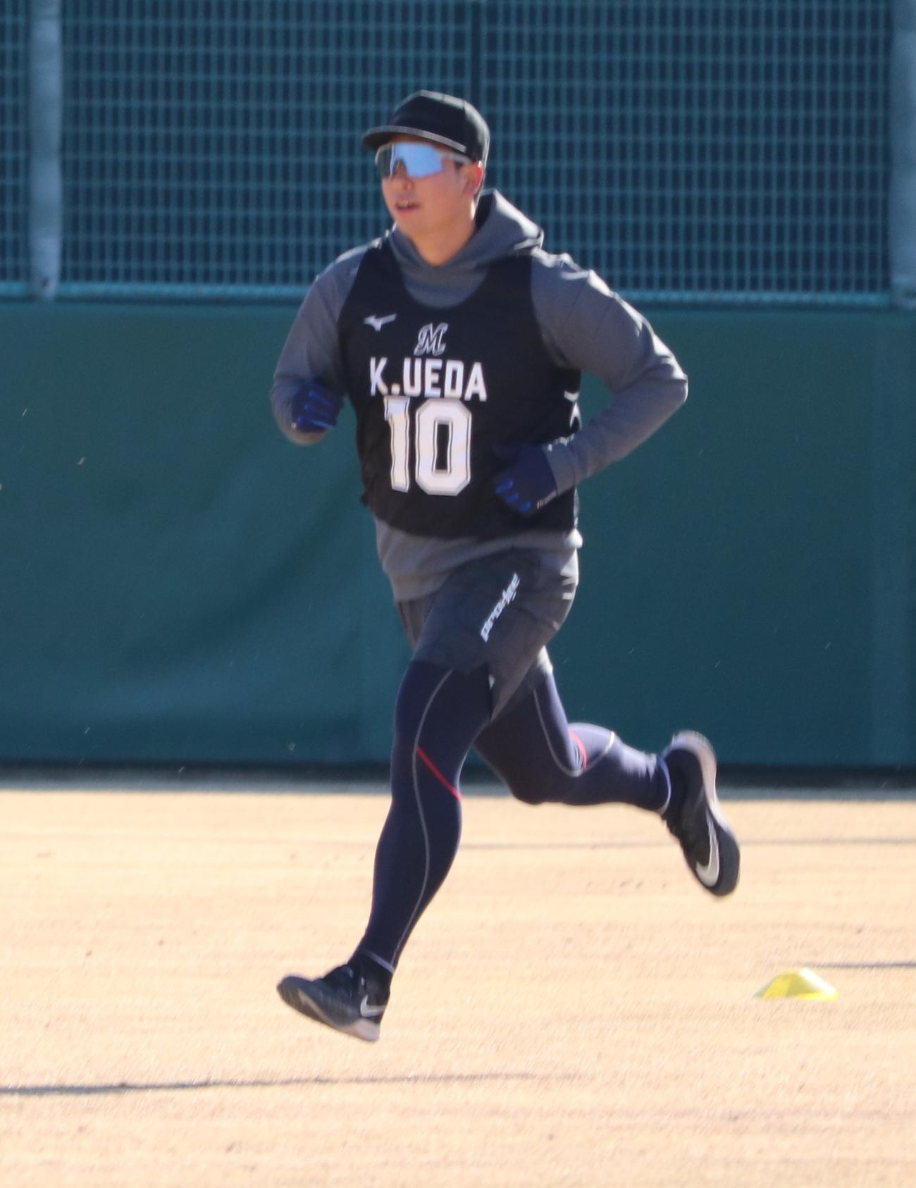 新人合同自主トレで走るロッテ上田（撮影・古川真弥）