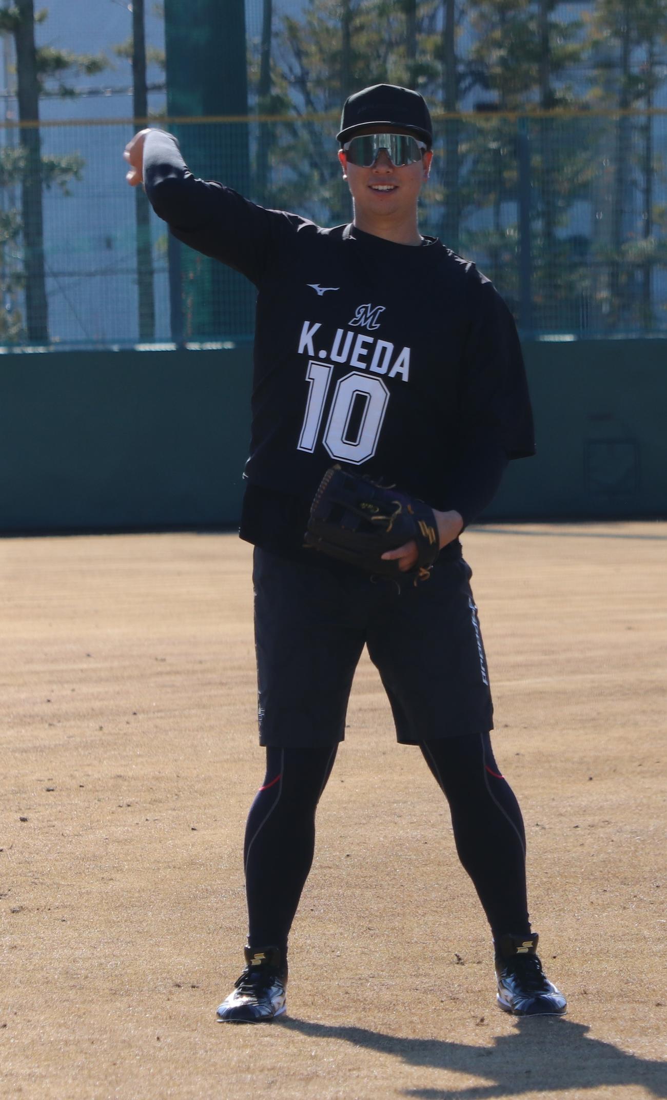 新人合同自主トレでキャッチボールを行うロッテ上田（撮影・古川真弥）
