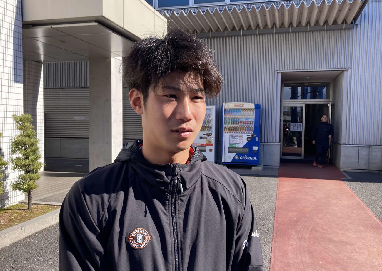 東海大甲府の先輩高橋周との自主トレを終えナゴヤ球場に戻った中日浜