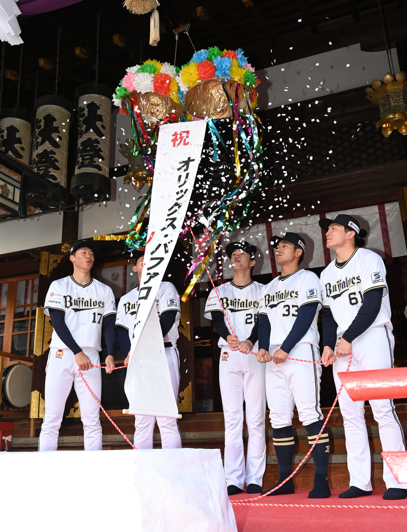 福玉行事を前にくす玉を割る左からオリックス曽谷、内藤、斎藤、杉沢、茶野（撮影・和賀正仁）