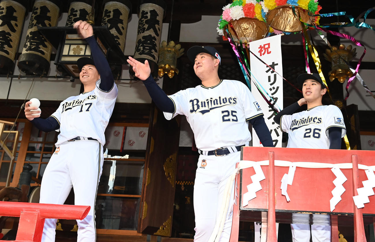 参拝者に福玉をまく左からオリックス曽谷、内藤、斎藤（撮影・和賀正仁）