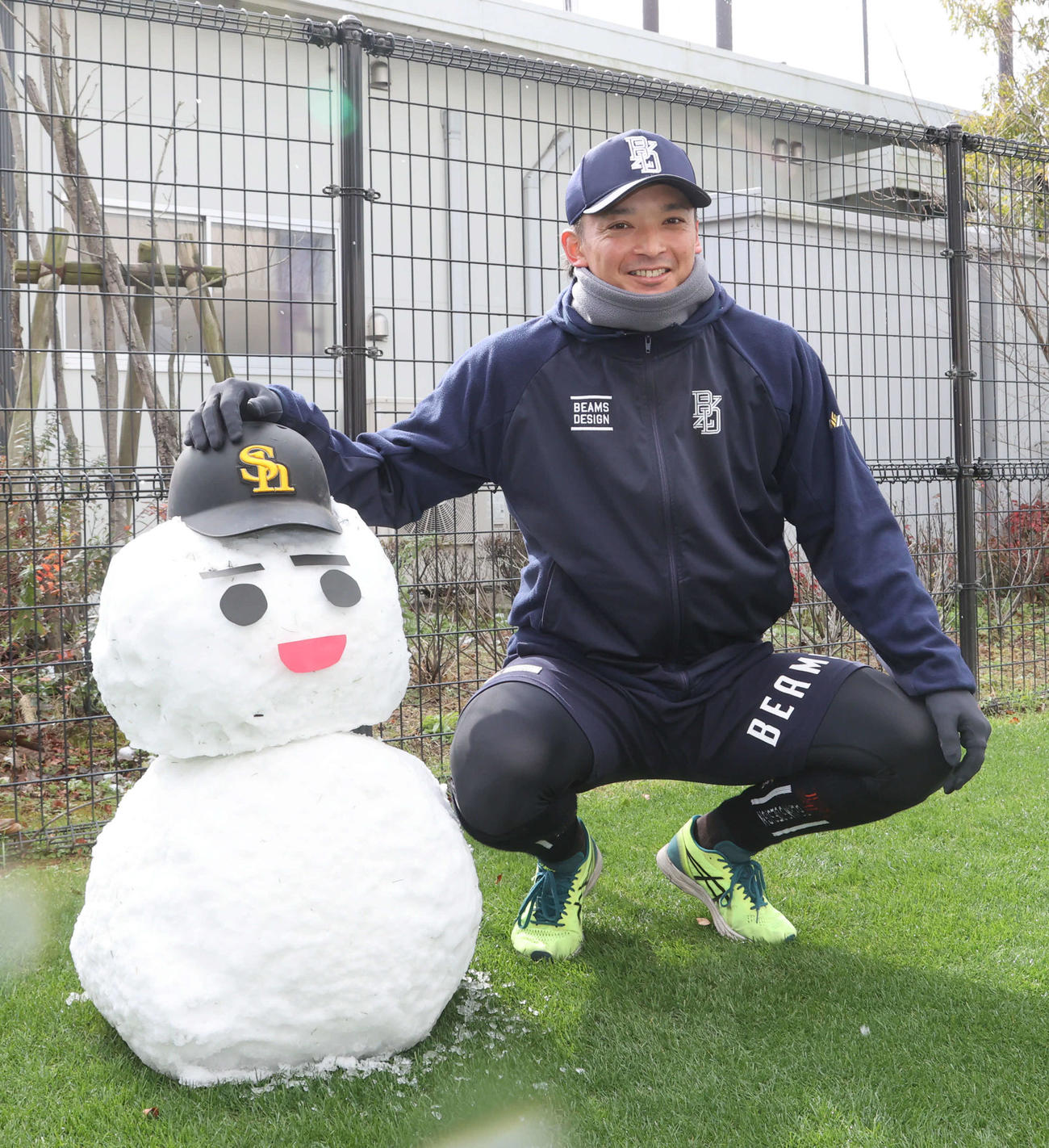 東浜は大寒波で積雪した筑後で、雪だるまと並んで笑顔を見せる（撮影・梅根麻紀）