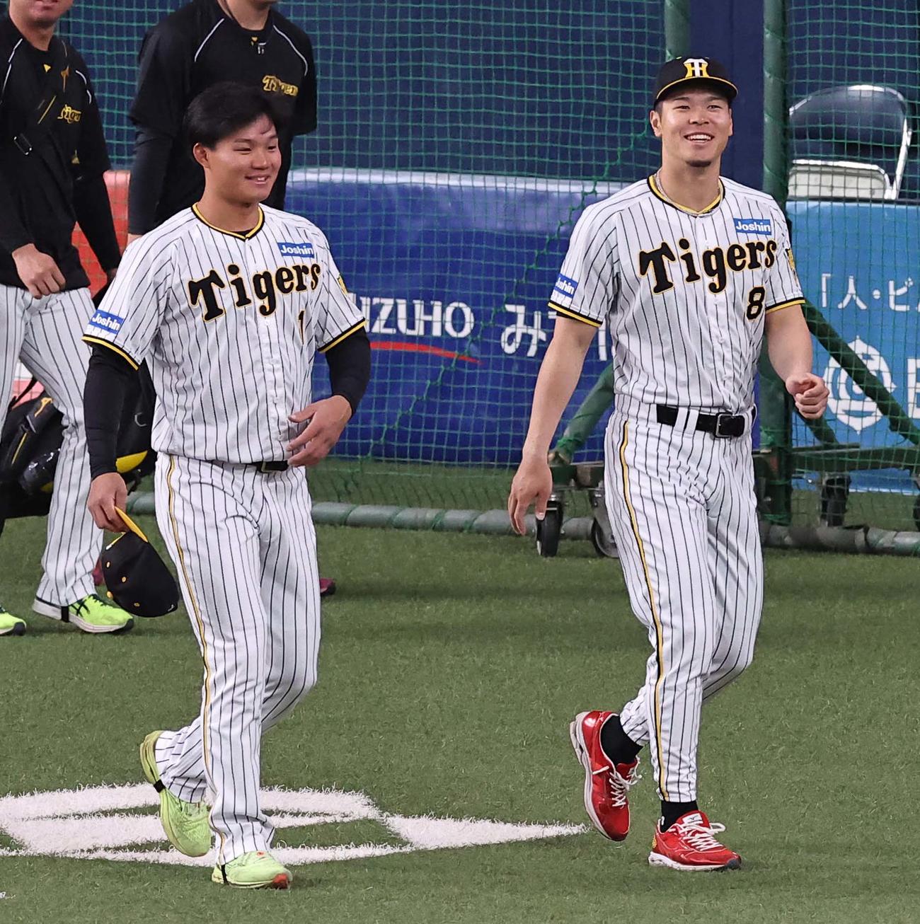 談笑する森下（左）と佐藤輝（2023年3月撮影）