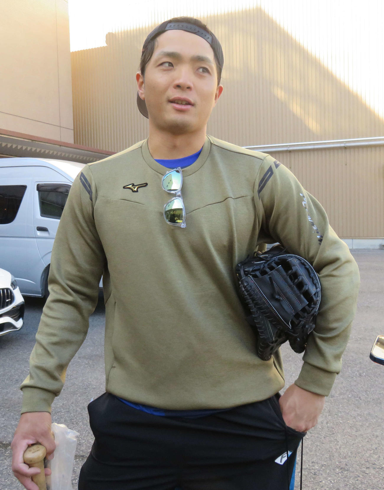 練習後、取材に答える日本ハム郡司