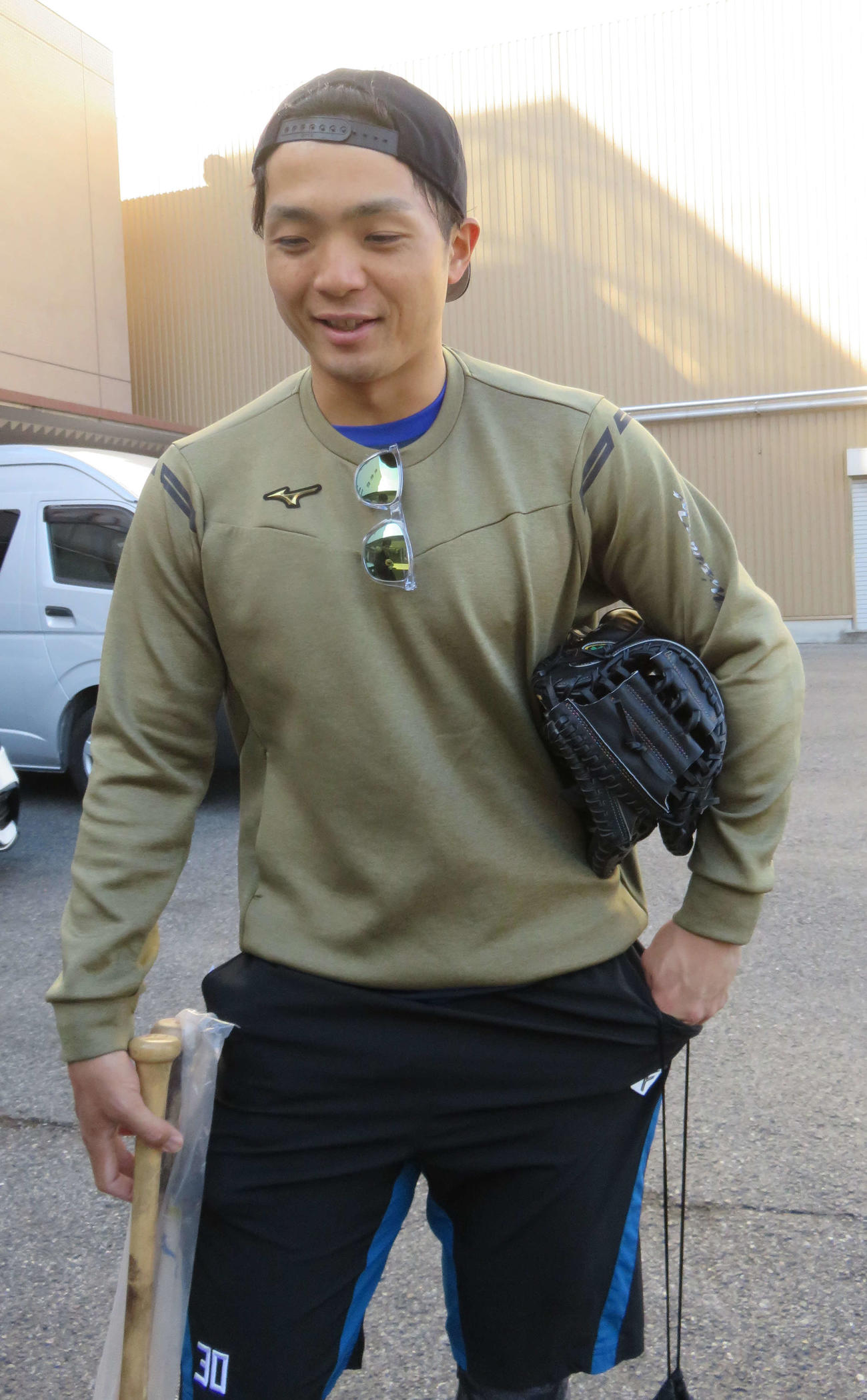 練習後、取材に答える日本ハム郡司