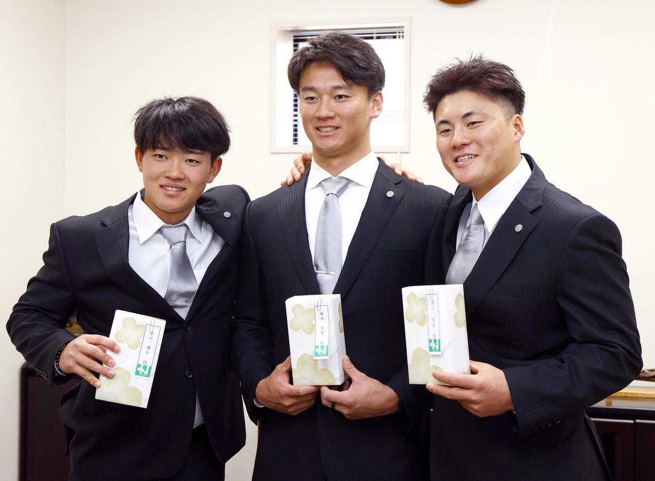 20歳記念贈呈式で記念品を手に笑顔を見せる、左から阪神中川、森木、前川（撮影・上山淳一）