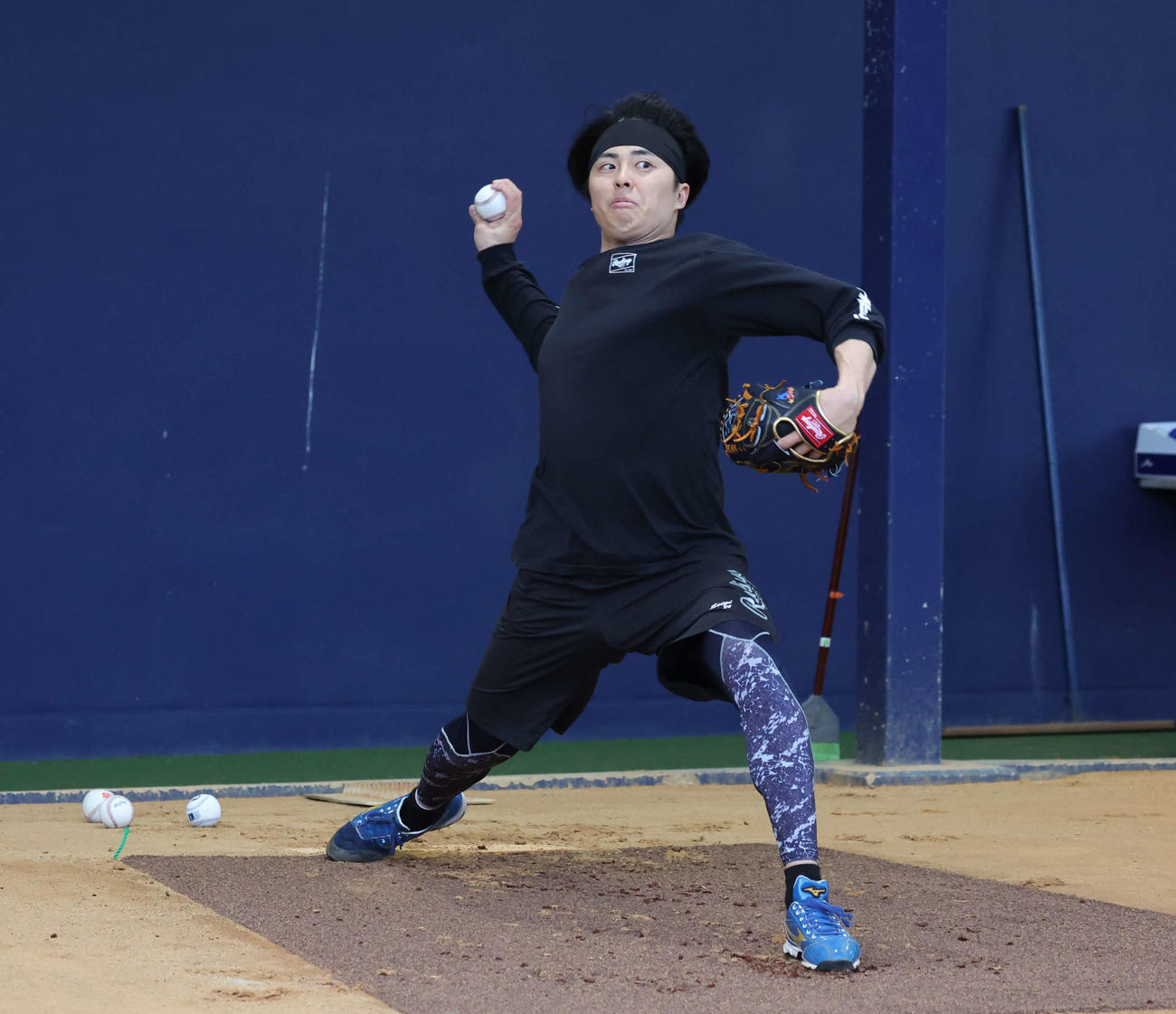 重さが違う4個のボールを交互に投球する日本ハム田中正（撮影・黒川智章）