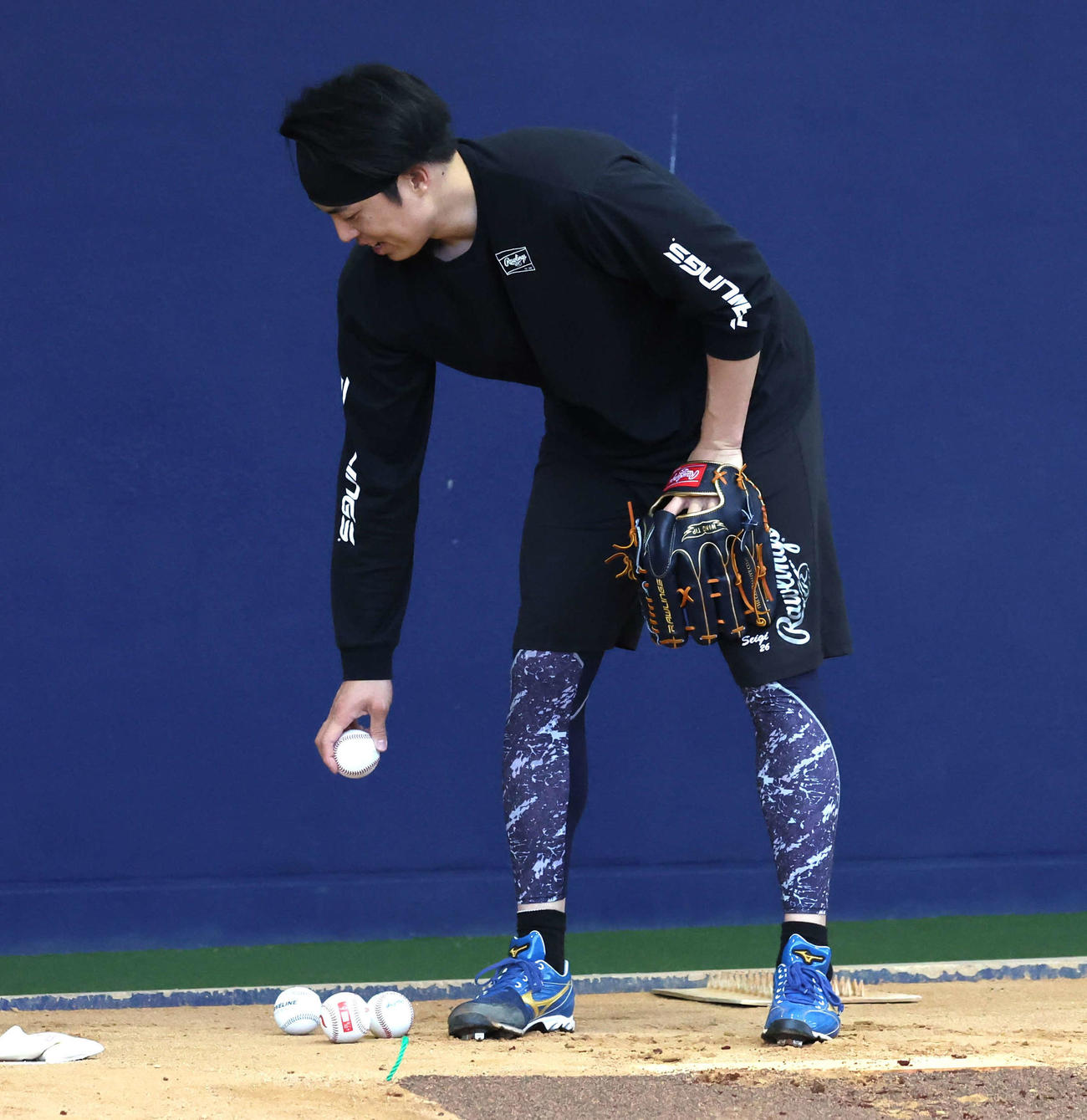 重さが違う4個のボールを交互に投球する日本ハム田中正（撮影・黒川智章）
