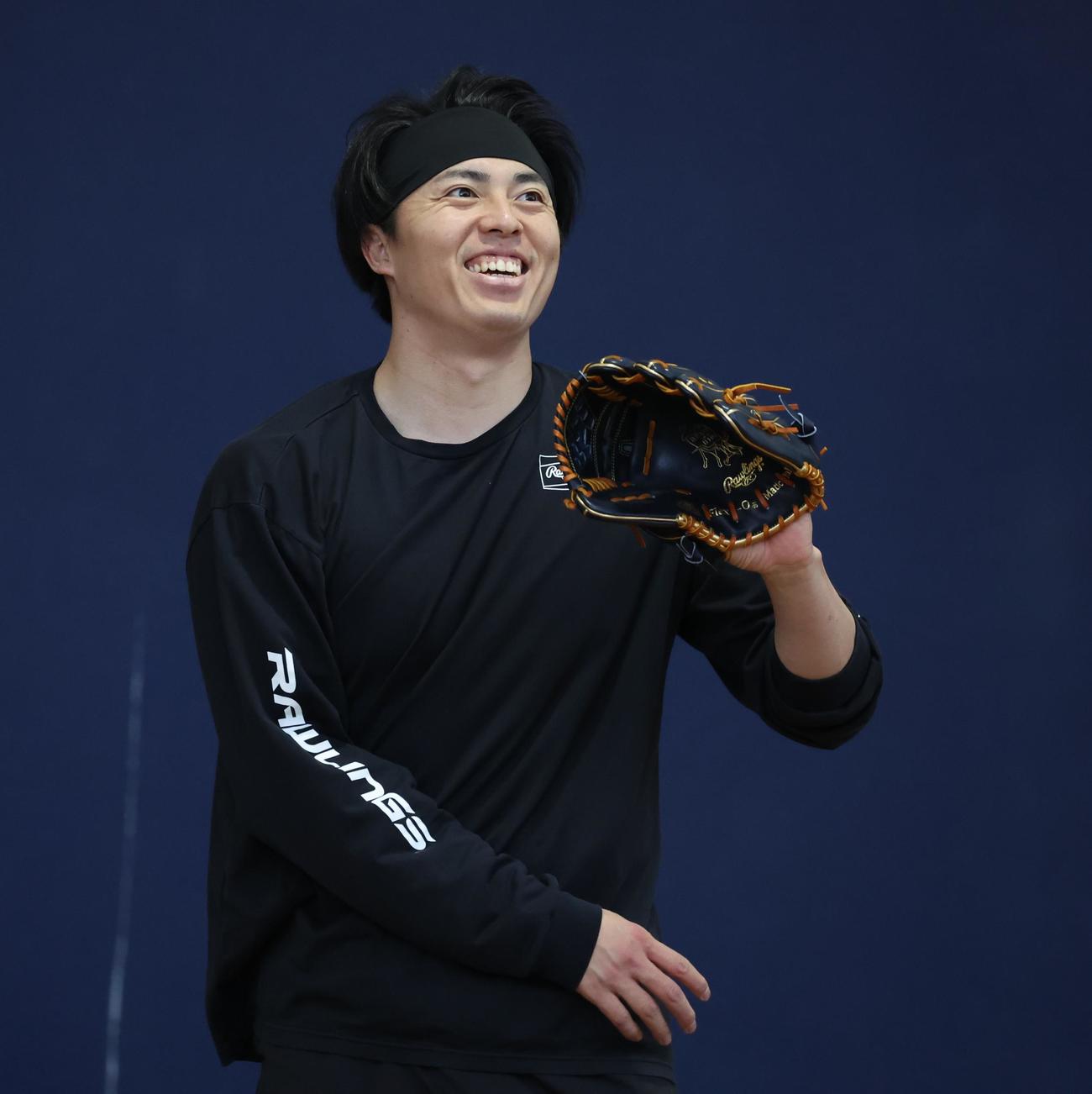 ブルペンで笑顔を見せる日本ハム田中正（撮影・黒川智章）