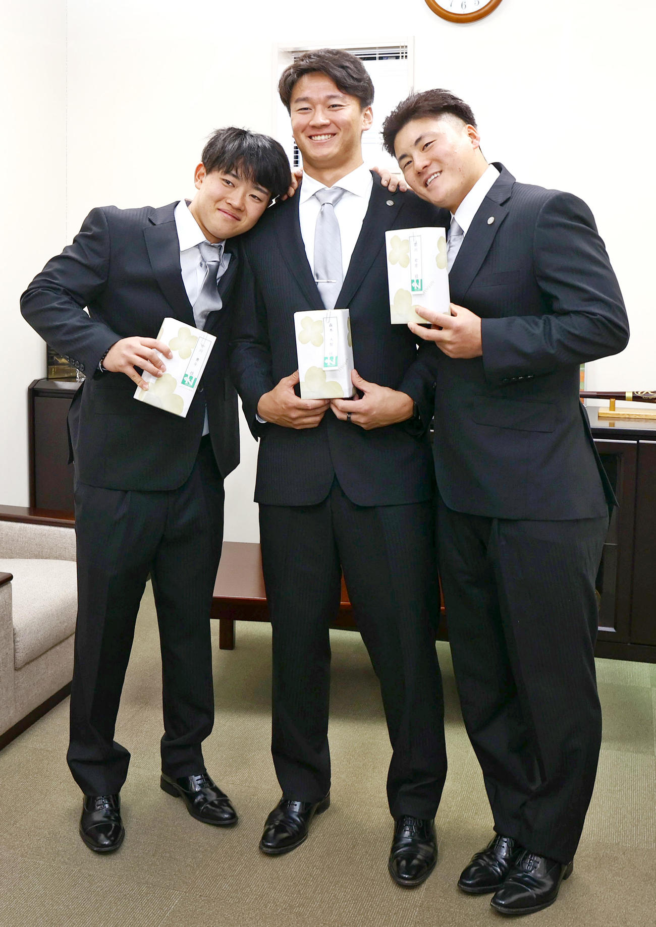20歳記念贈呈式で記念品を手に笑顔を見せる、左から阪神中川、森木、前川（撮影・上山淳一）