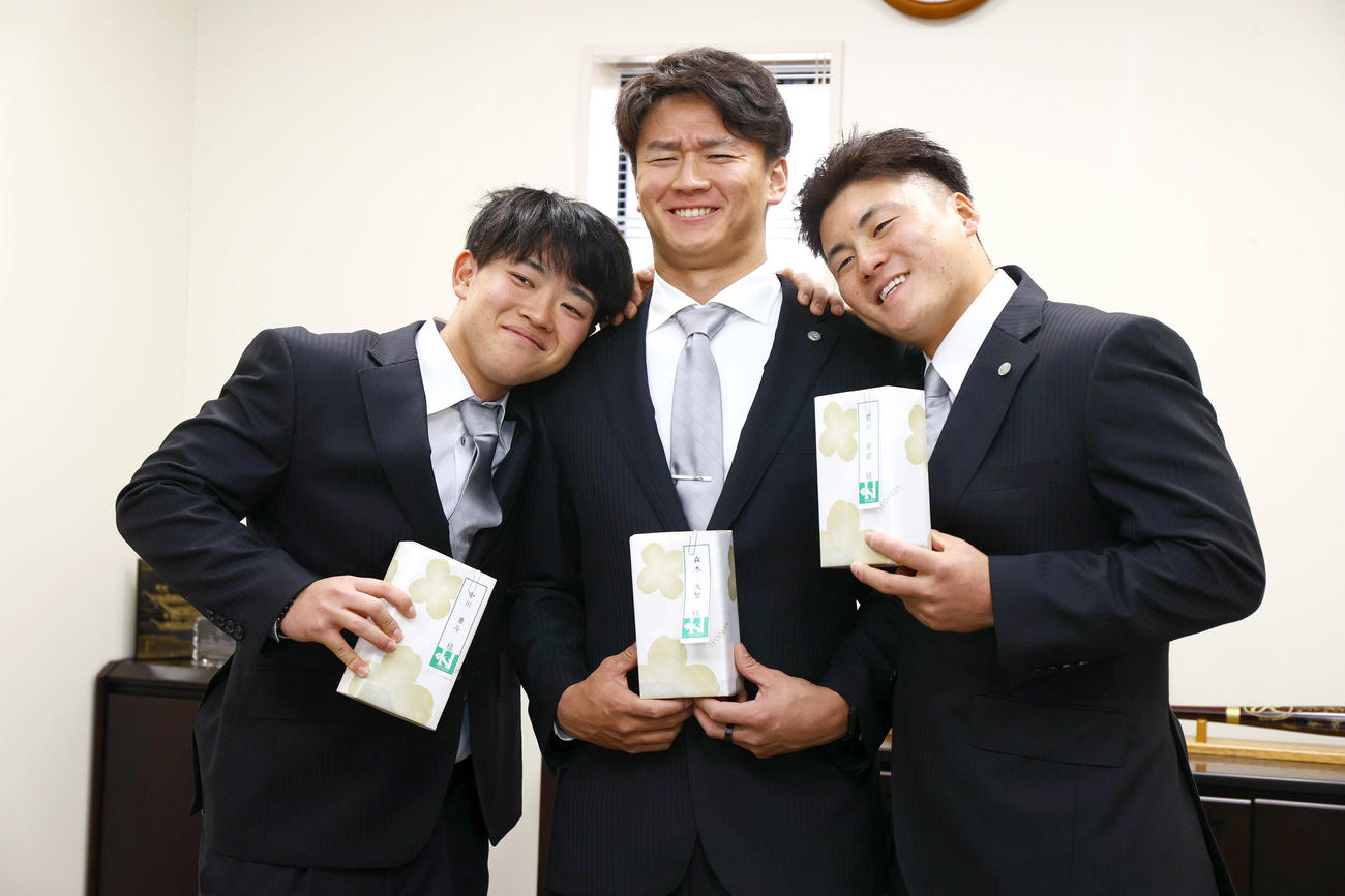 20歳記念贈呈式で記念品を手に笑顔を見せる、左から阪神中川、森木、前川（撮影・上山淳一）