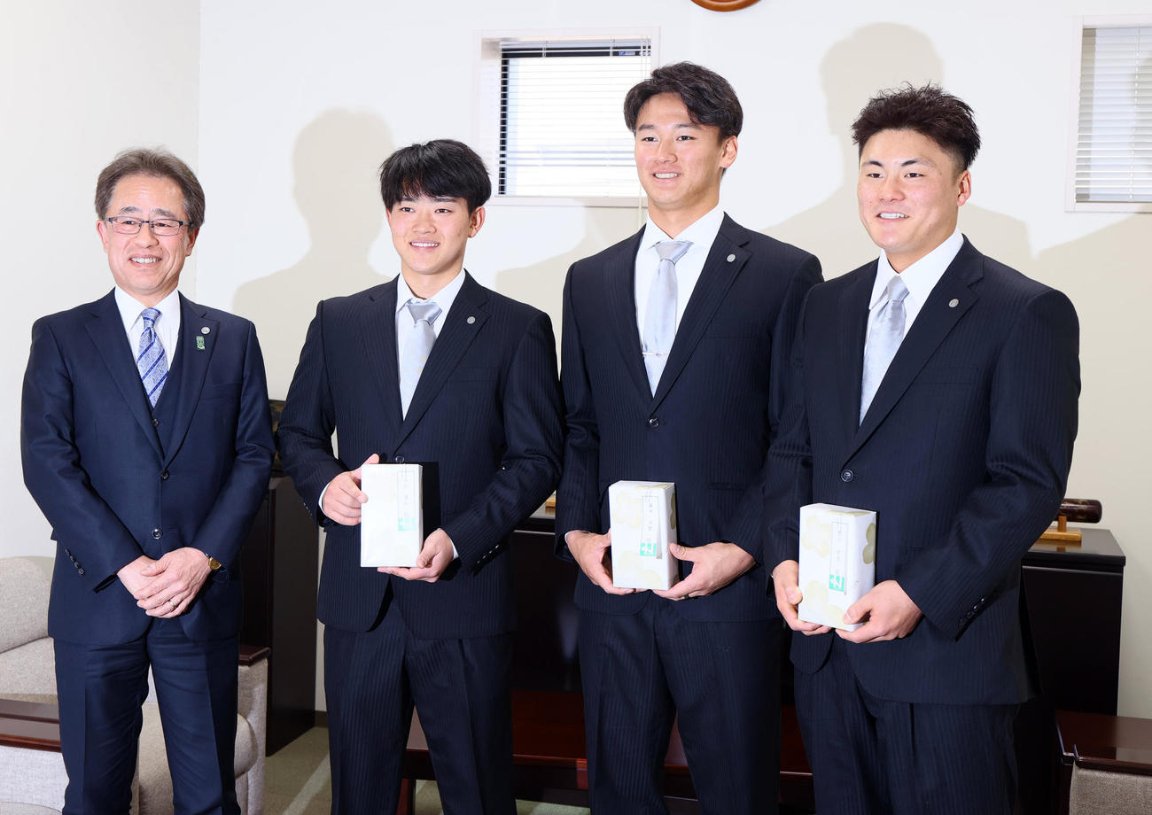 20歳記念贈呈式で笑顔を見せる、左から阪神粟井球団社長、中川、森木、前川（撮影・上山淳一）
