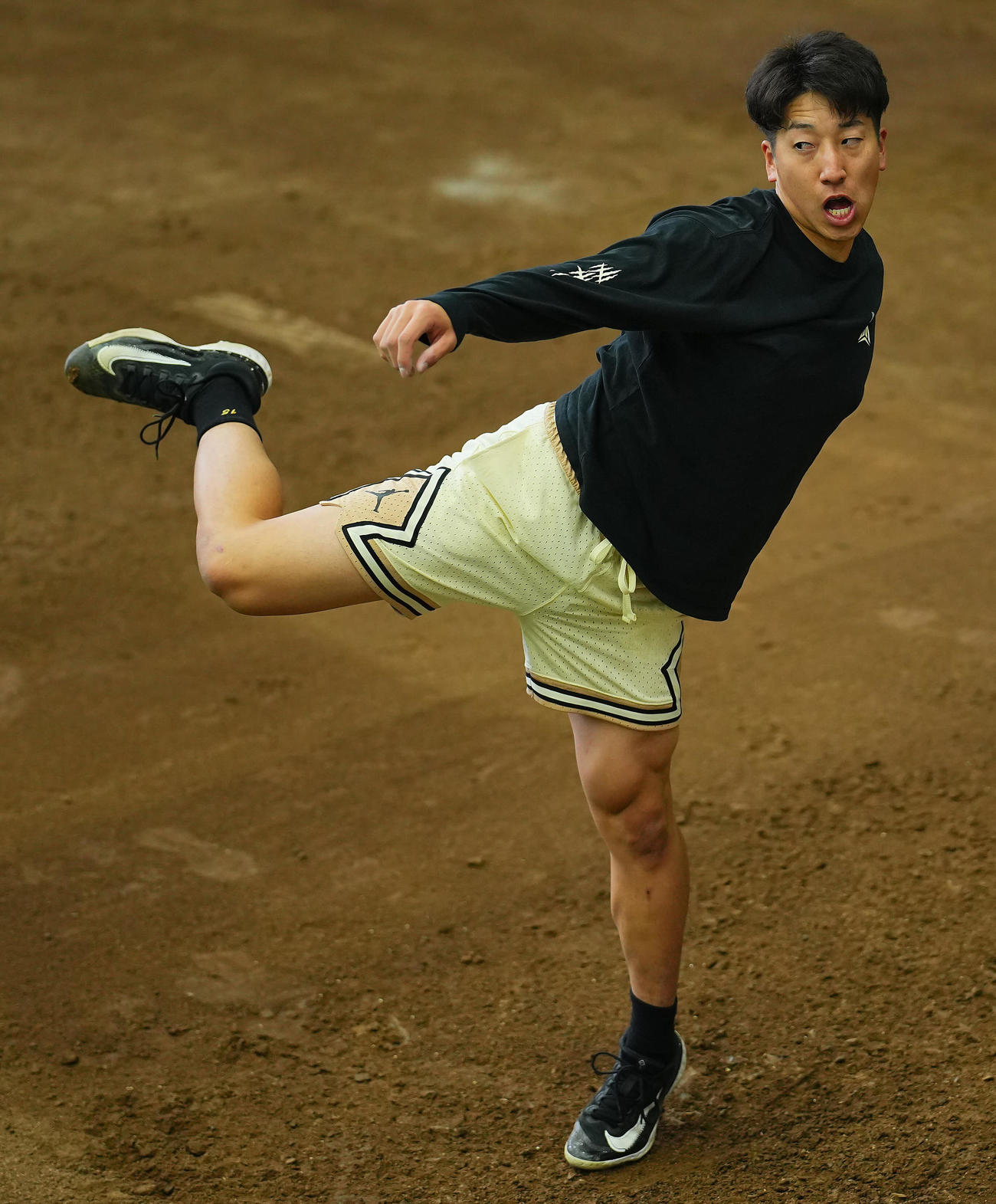 半ズボンでブルペン投球に臨む巨人大勢（撮影・垰建太）