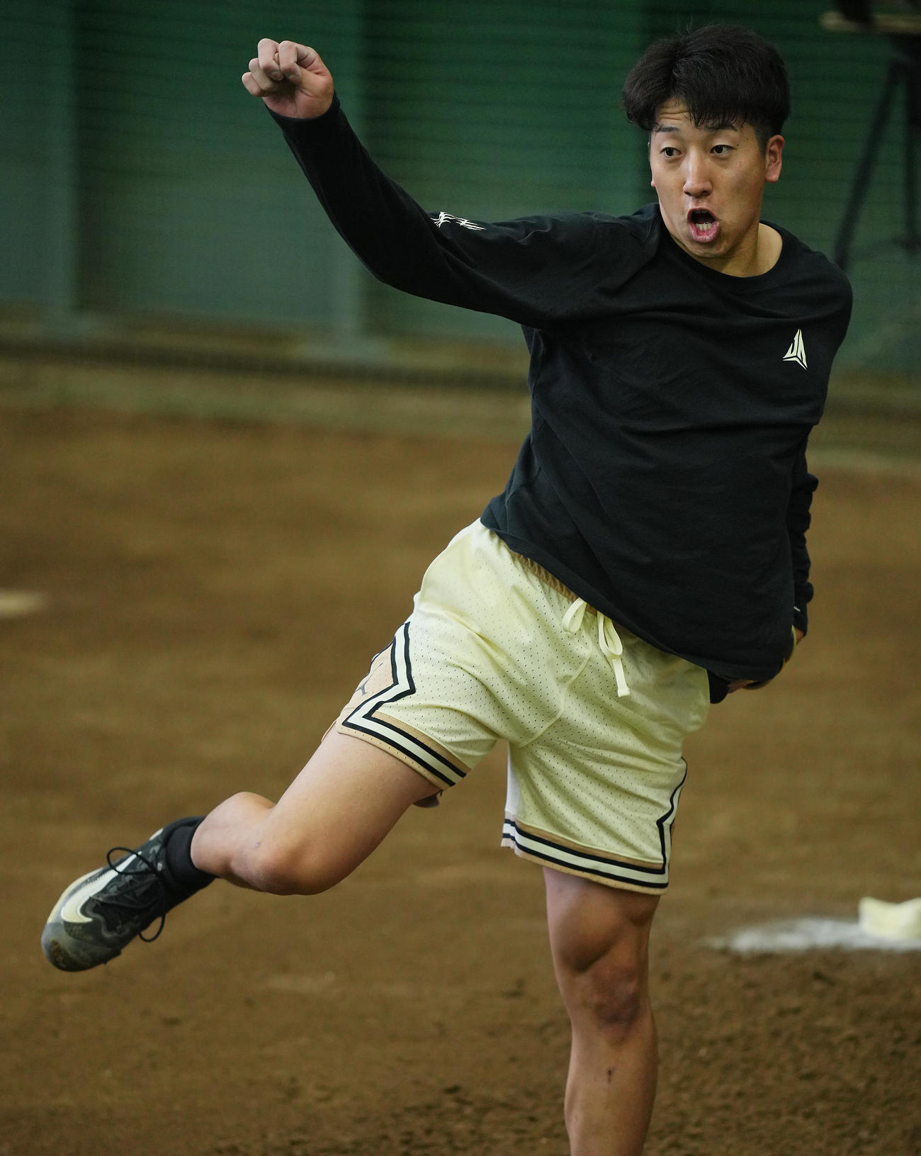半ズボンでブルペン投球に臨む巨人大勢（撮影・垰建太）