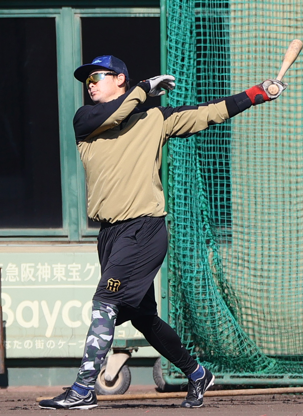 ロング打撃で汗を流す阪神野口（撮影・上山淳一）