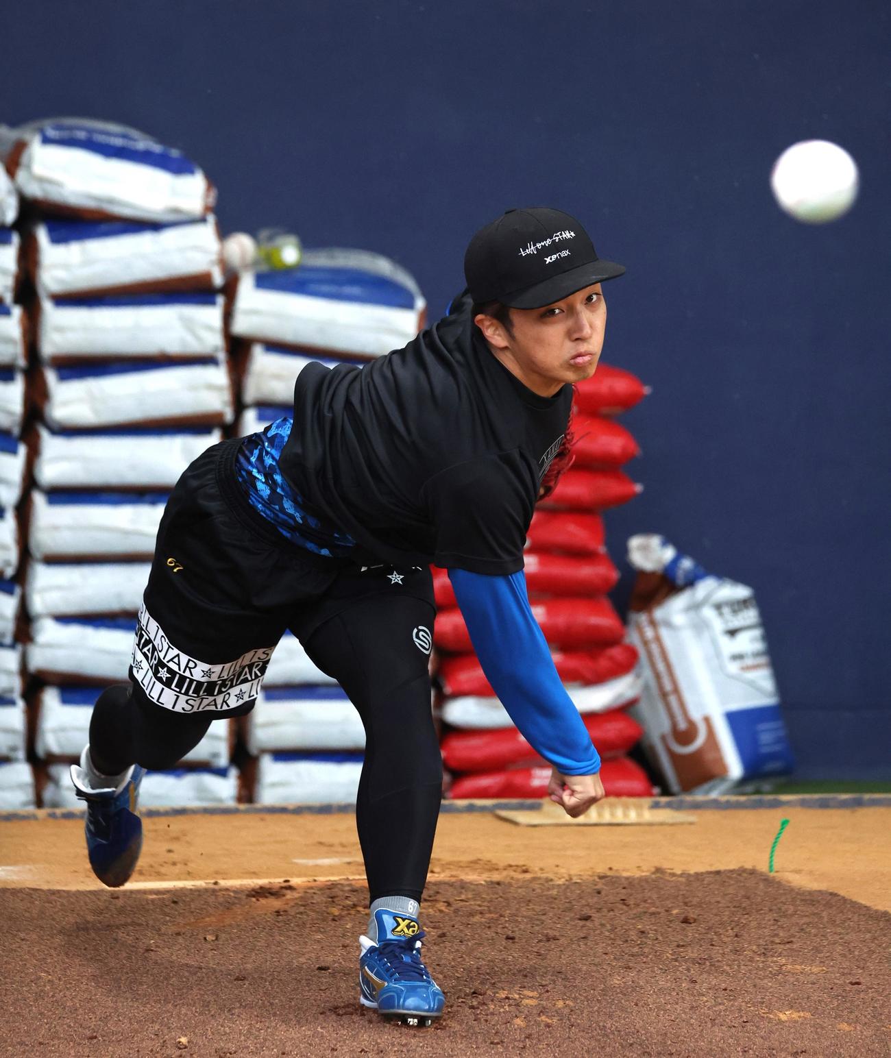 キャンプ地に先乗りしブルペンで投球する日本ハム山本拓（撮影・黒川智章）