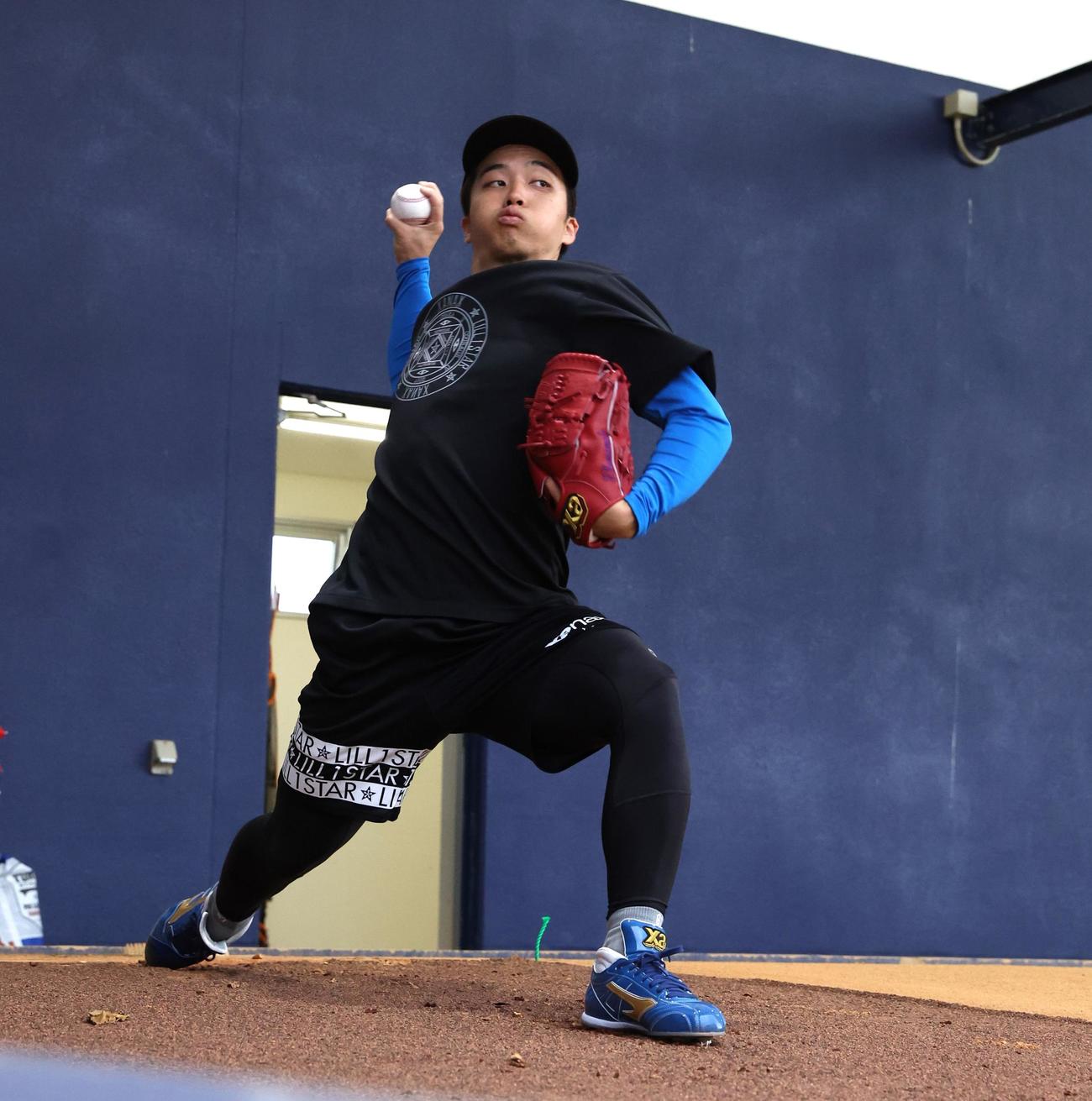 キャンプ地に先乗りしブルペンで投球する日本ハム山本拓（撮影・黒川智章）